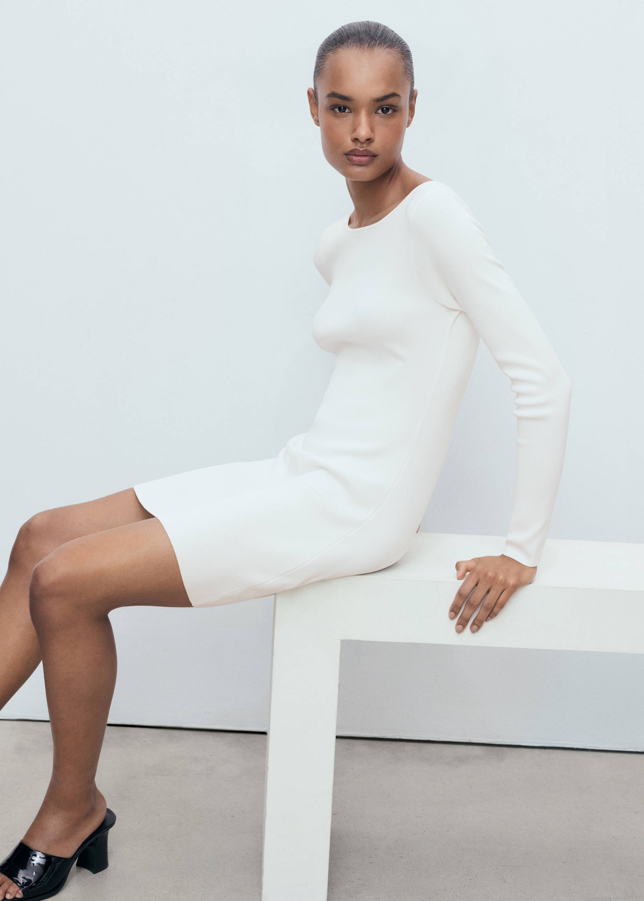 Open-back knitted dress - Medium plane