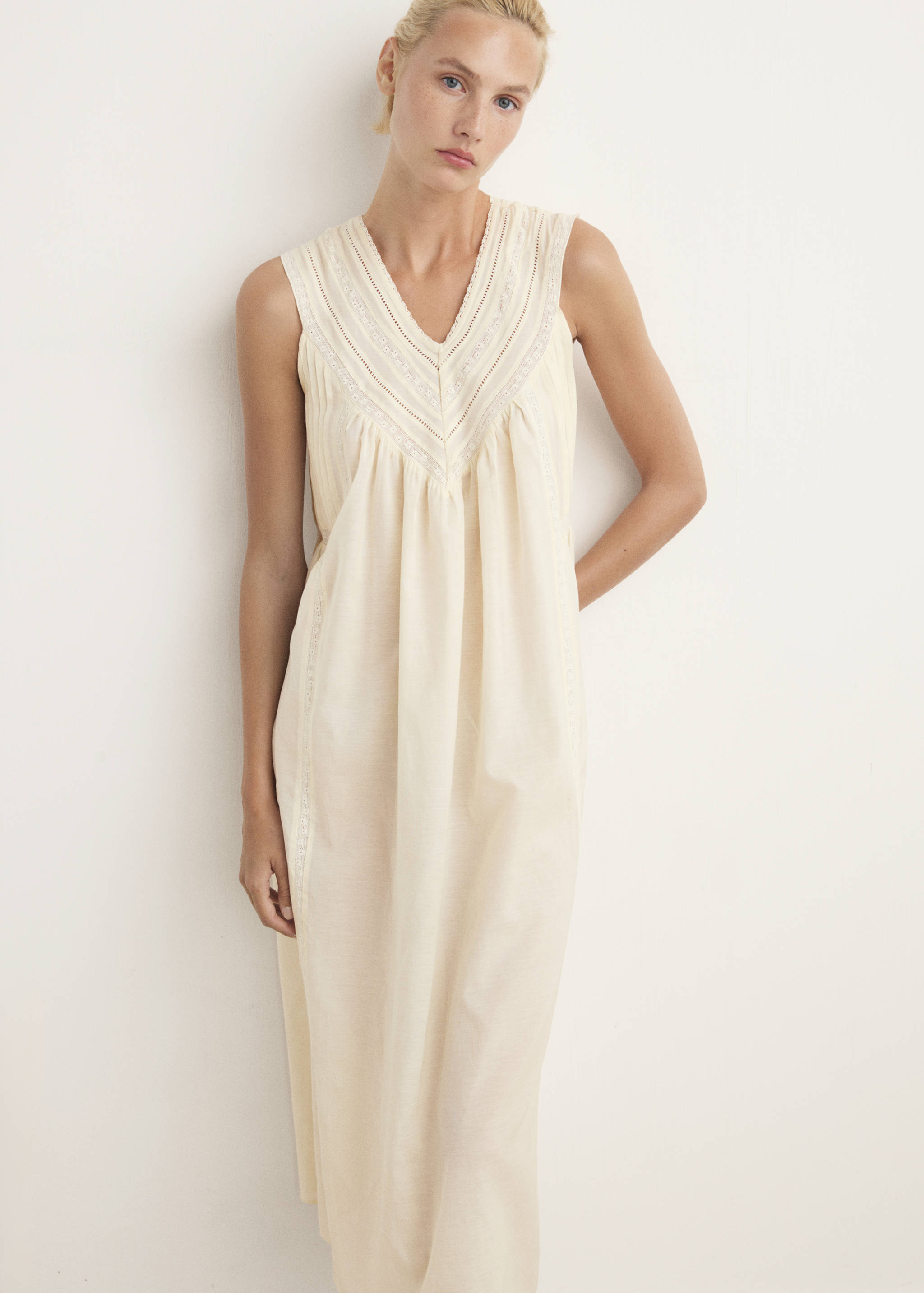 Chemise de nuit coton dentelle et plis nervurés - Plan moyen