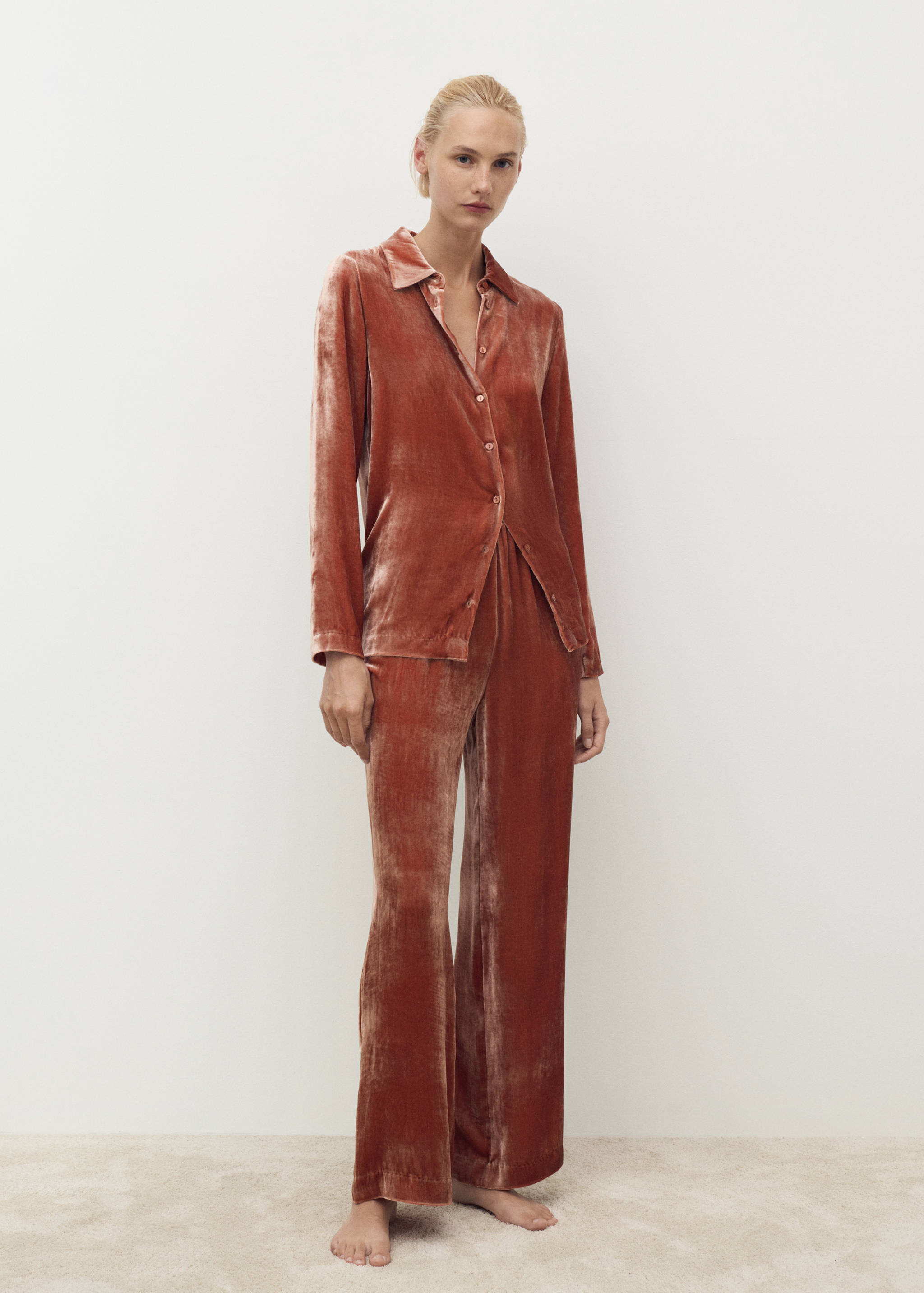 Camisa de veludo sedoso - Plano geral