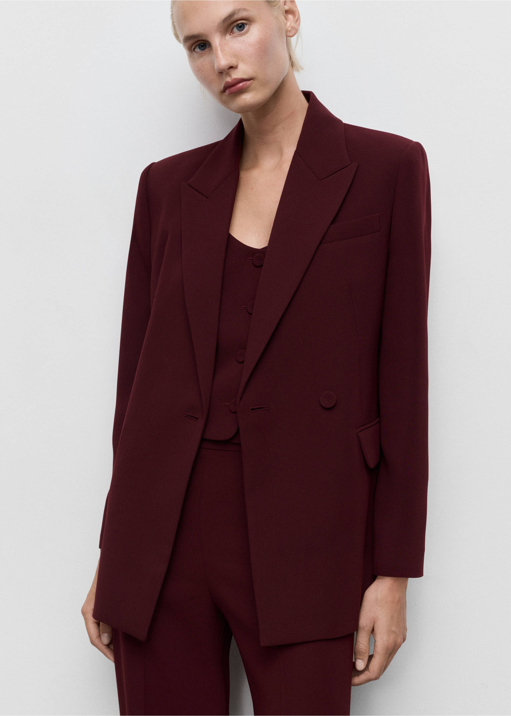 Suit waistcoat with buttons - Details of the article 4, Maroon. Ref: 17034119-00.