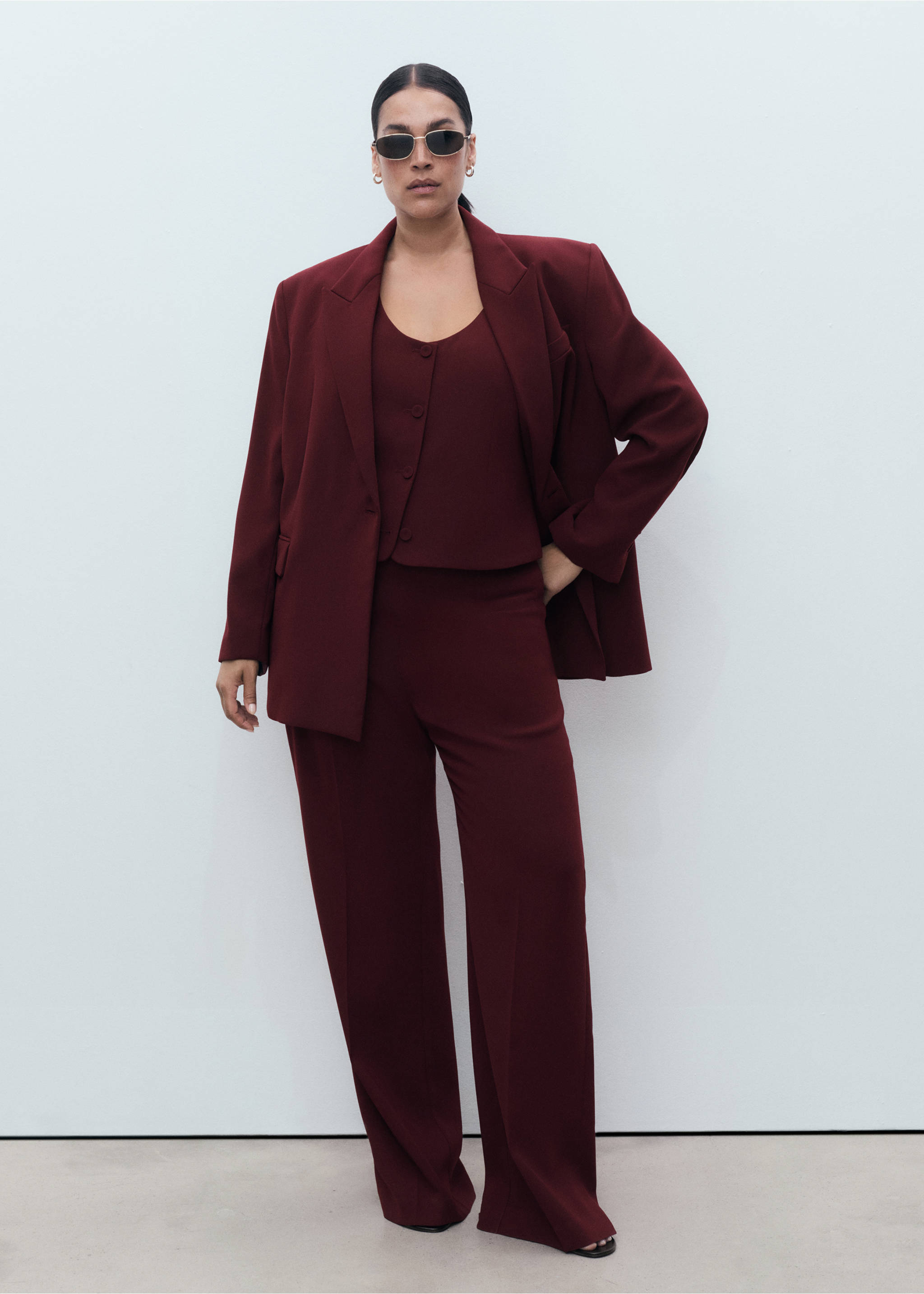 Suit waistcoat with buttons - Details of the article 3, Maroon. Ref: 17034119-00.
