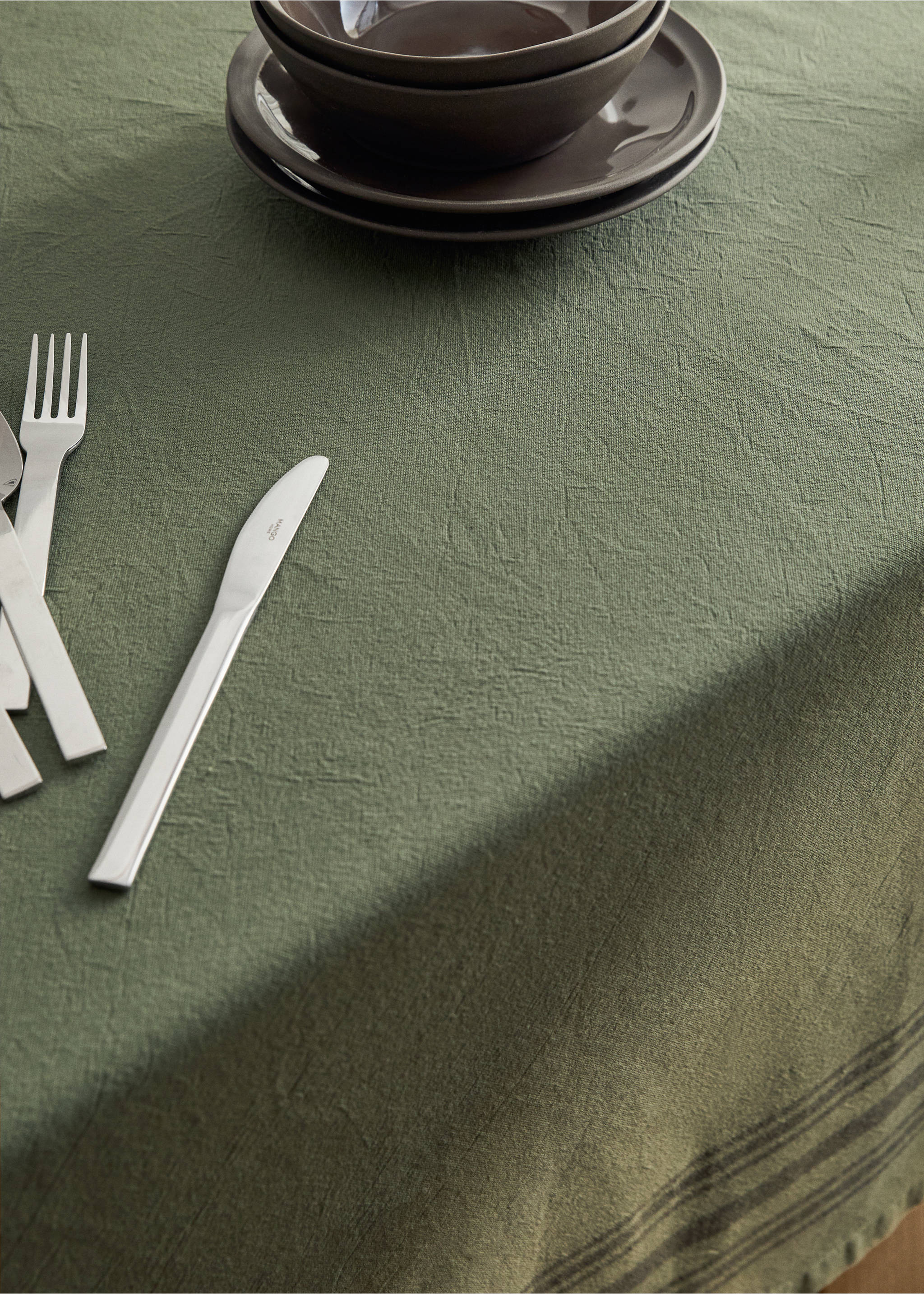 Cotton striped tablecloth for 6 to 8 diners - Details of the article 7, Medium Green. Ref: 17034125-00.