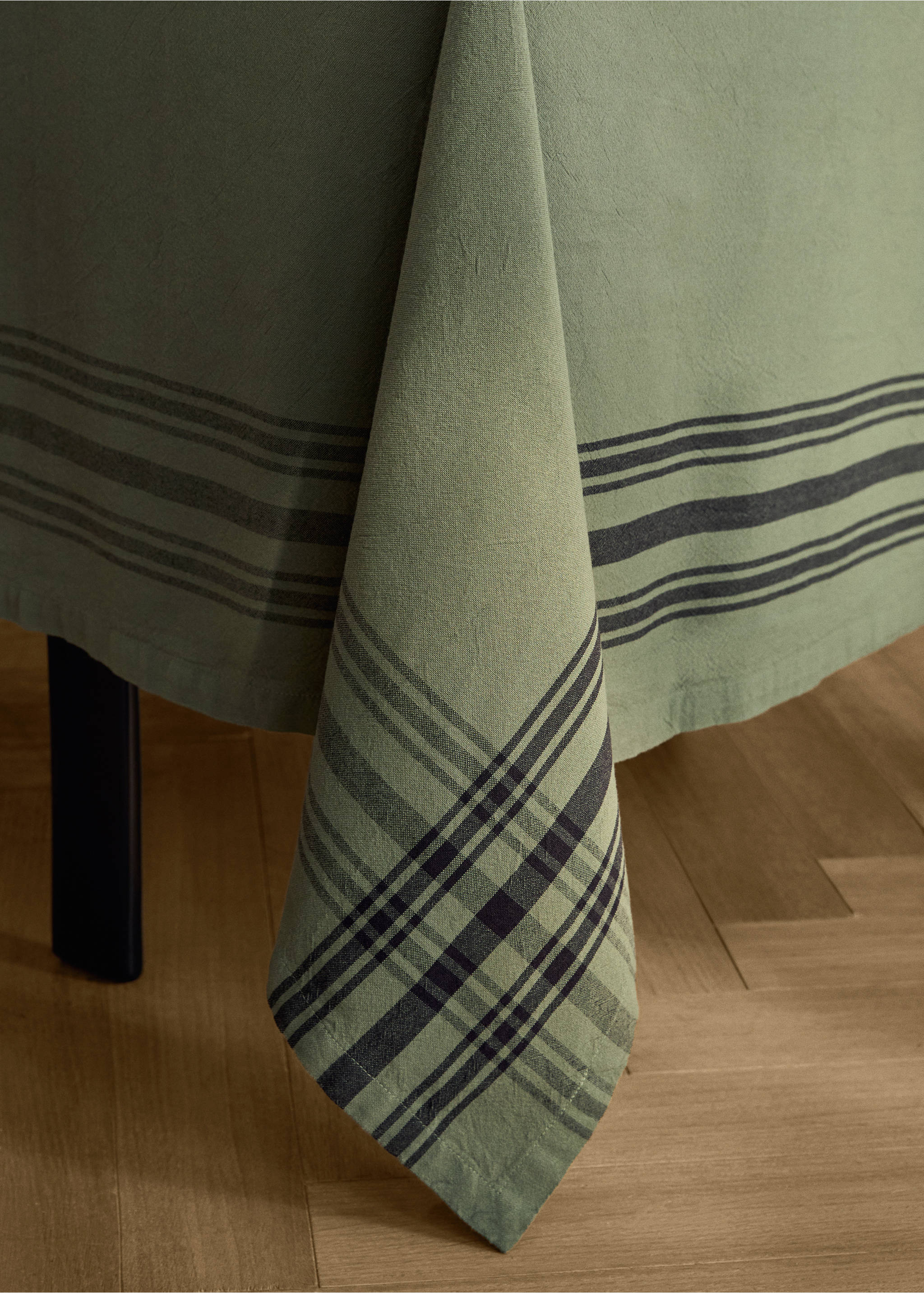 Cotton striped tablecloth for 6 to 8 diners - Details of the article 8, Medium Green. Ref: 17034125-00.