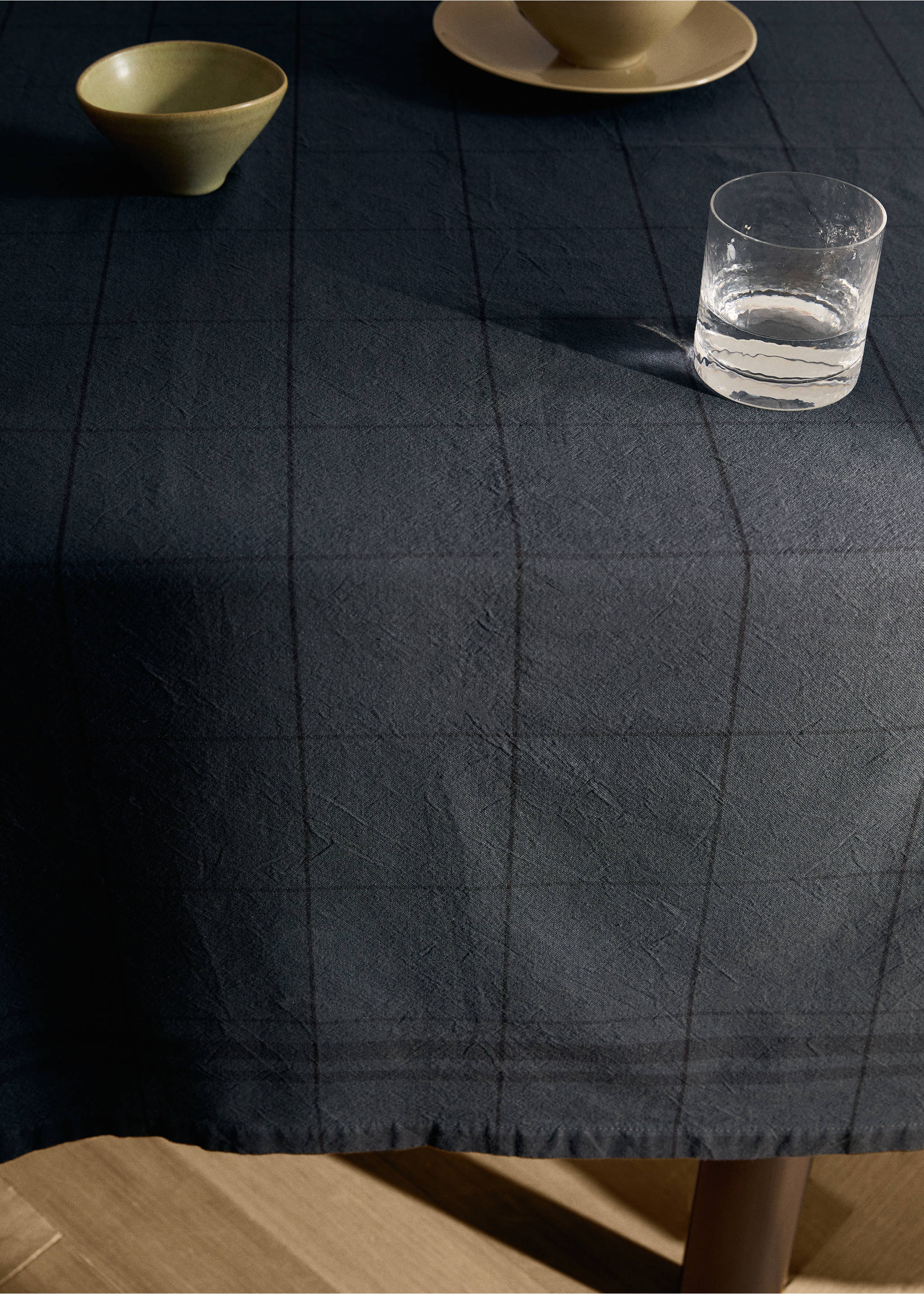 Karierte Tischdecke aus 100 % Overdyed-Baumwolle für 2 bis 4 Personen - Detail des Artikels 7, Dunkles Marineblau. Ref: 17034126-00.