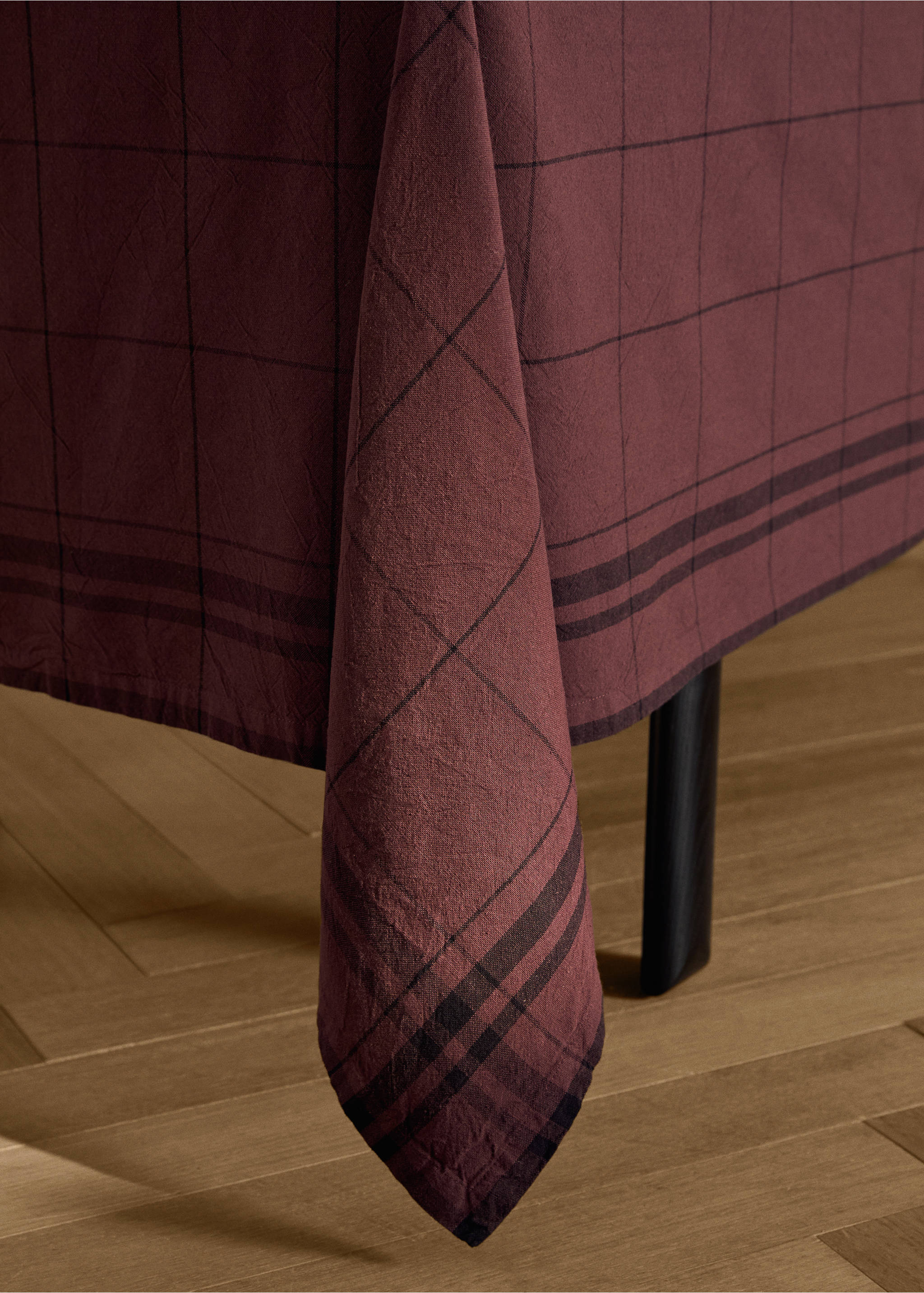 100% cotton overdyed check tablecloth for 2 to 4 diners - Details of the article 8, Dark Red. Ref: 17034126-00.