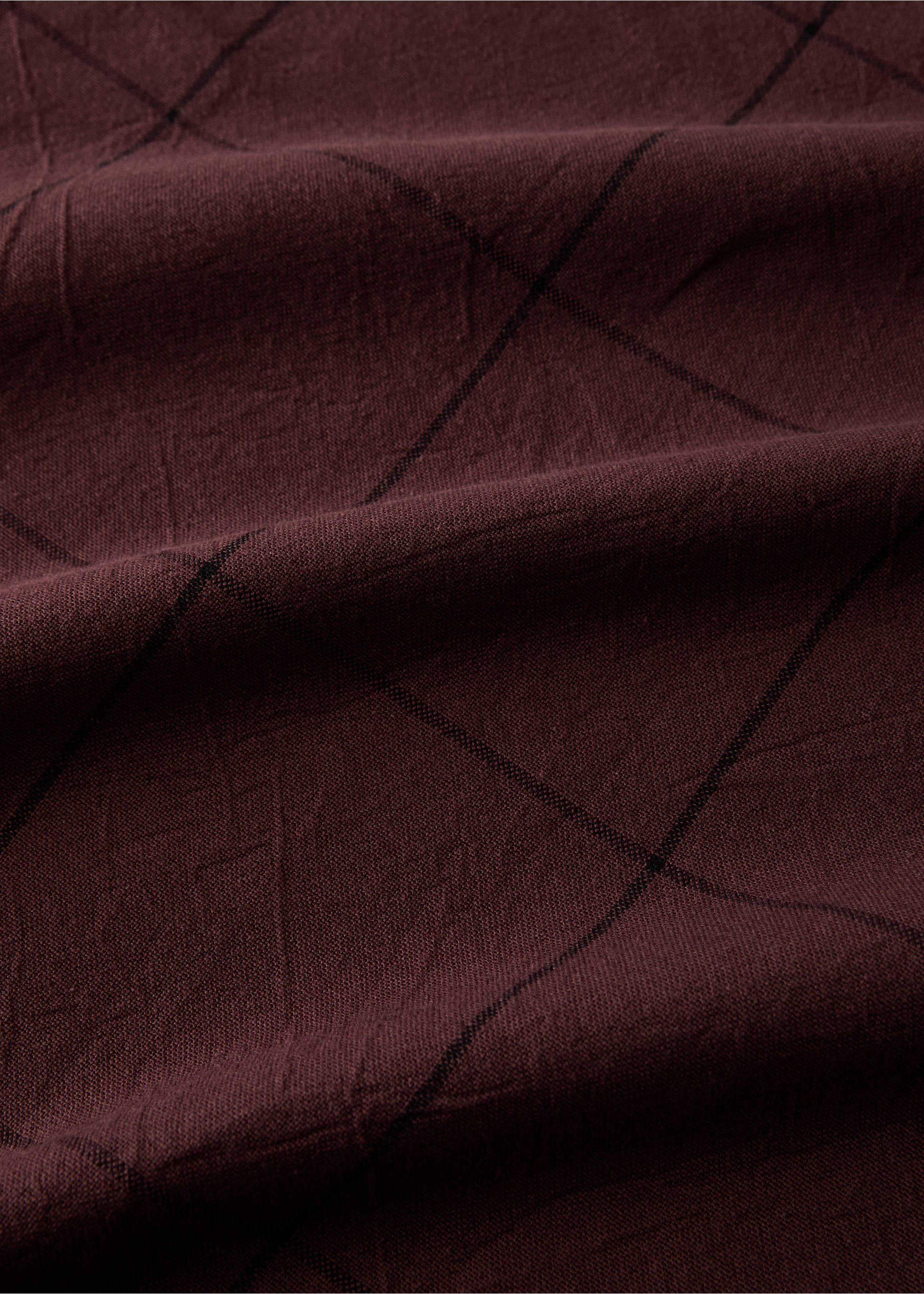 100% cotton overdyed check tablecloth for 2 to 4 diners - Details of the article 2, Dark Red. Ref: 17034126-00.