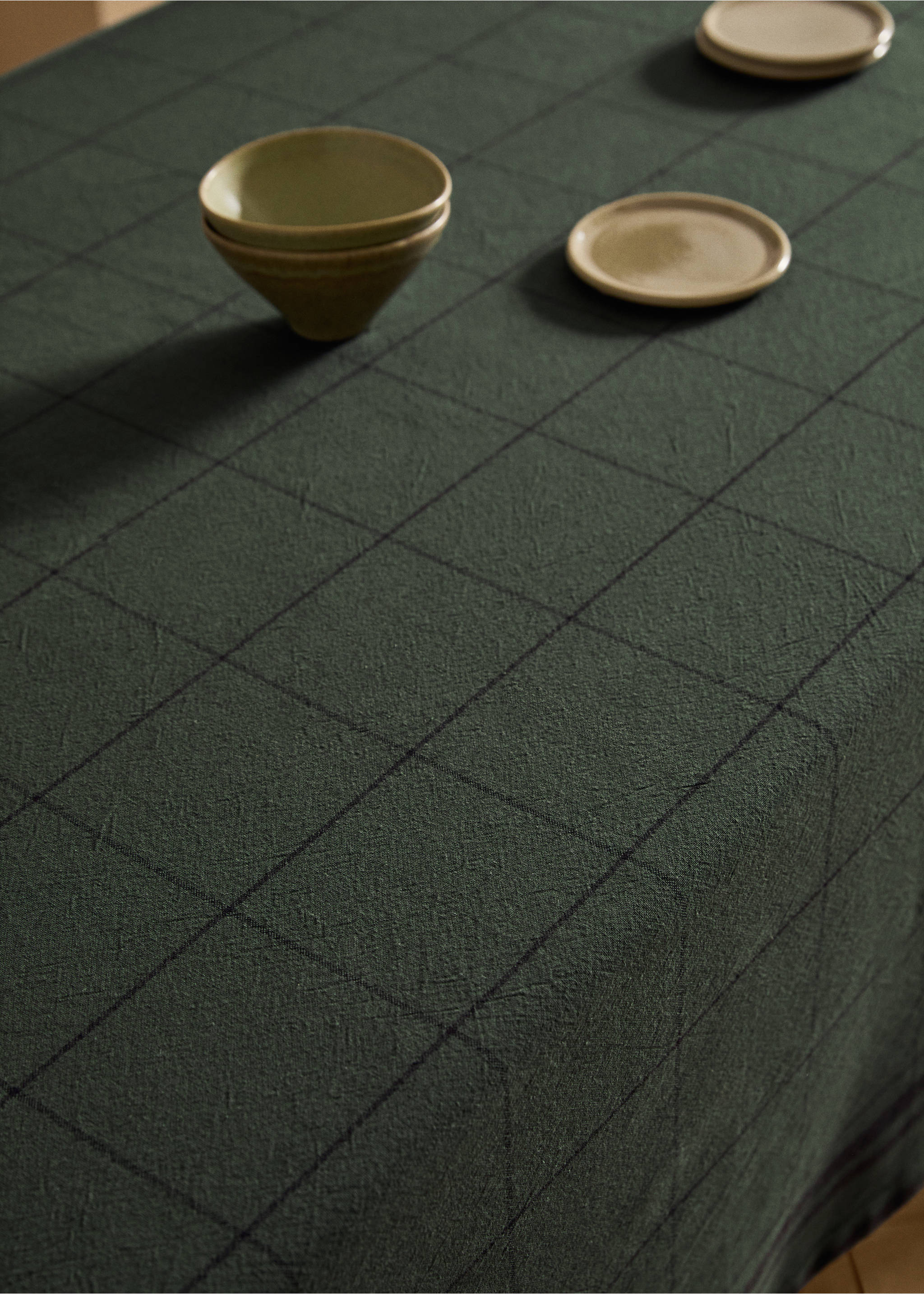 Overdyed cotton check tablecloth for 6 to 8 diners - Details of the article 7, Khaki. Ref: 17034127-00.