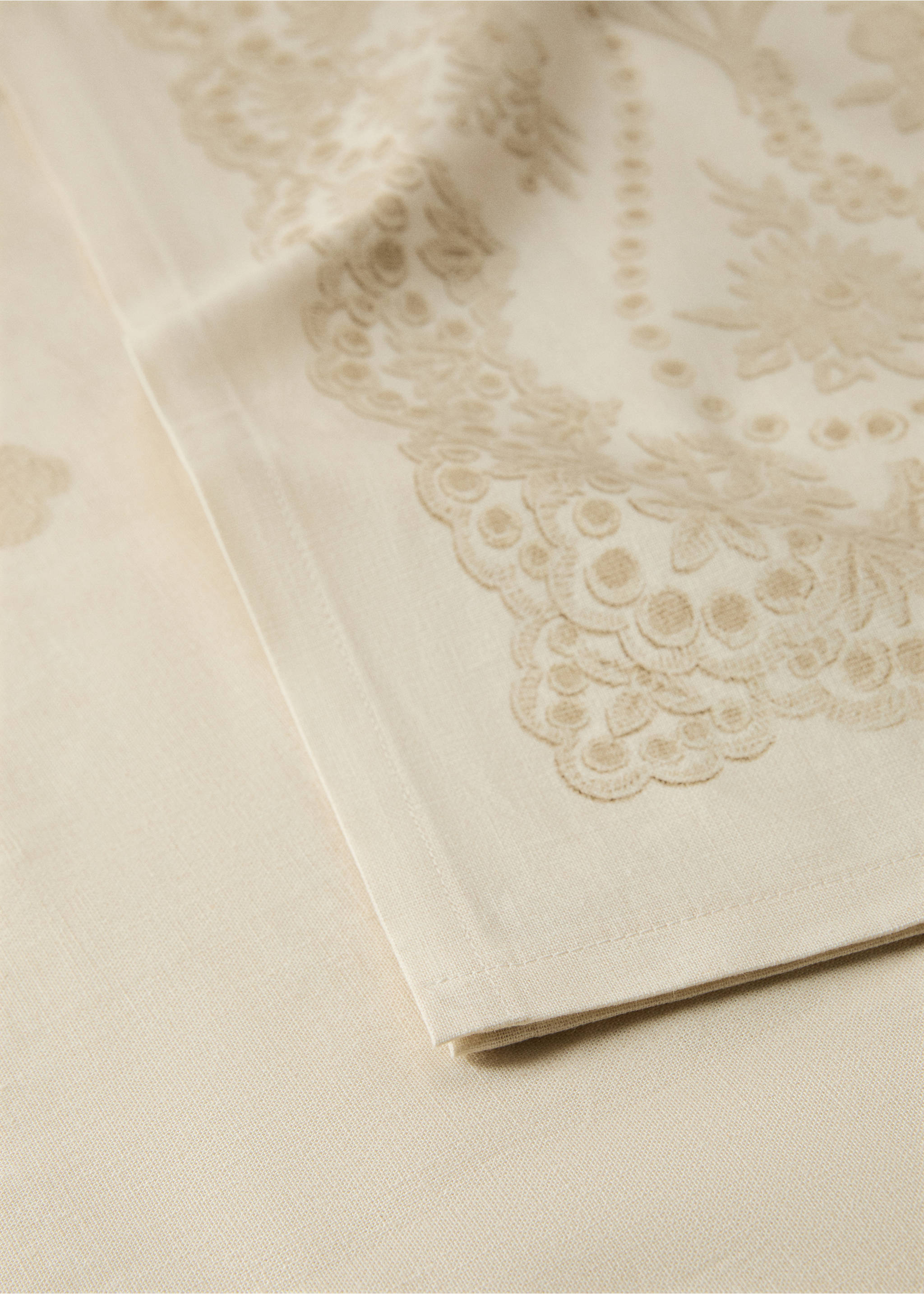 Cotton linen floral-print tablecloth for 8 to 10 diners - Details of the article 1, Sand. Ref: 17034133-00.