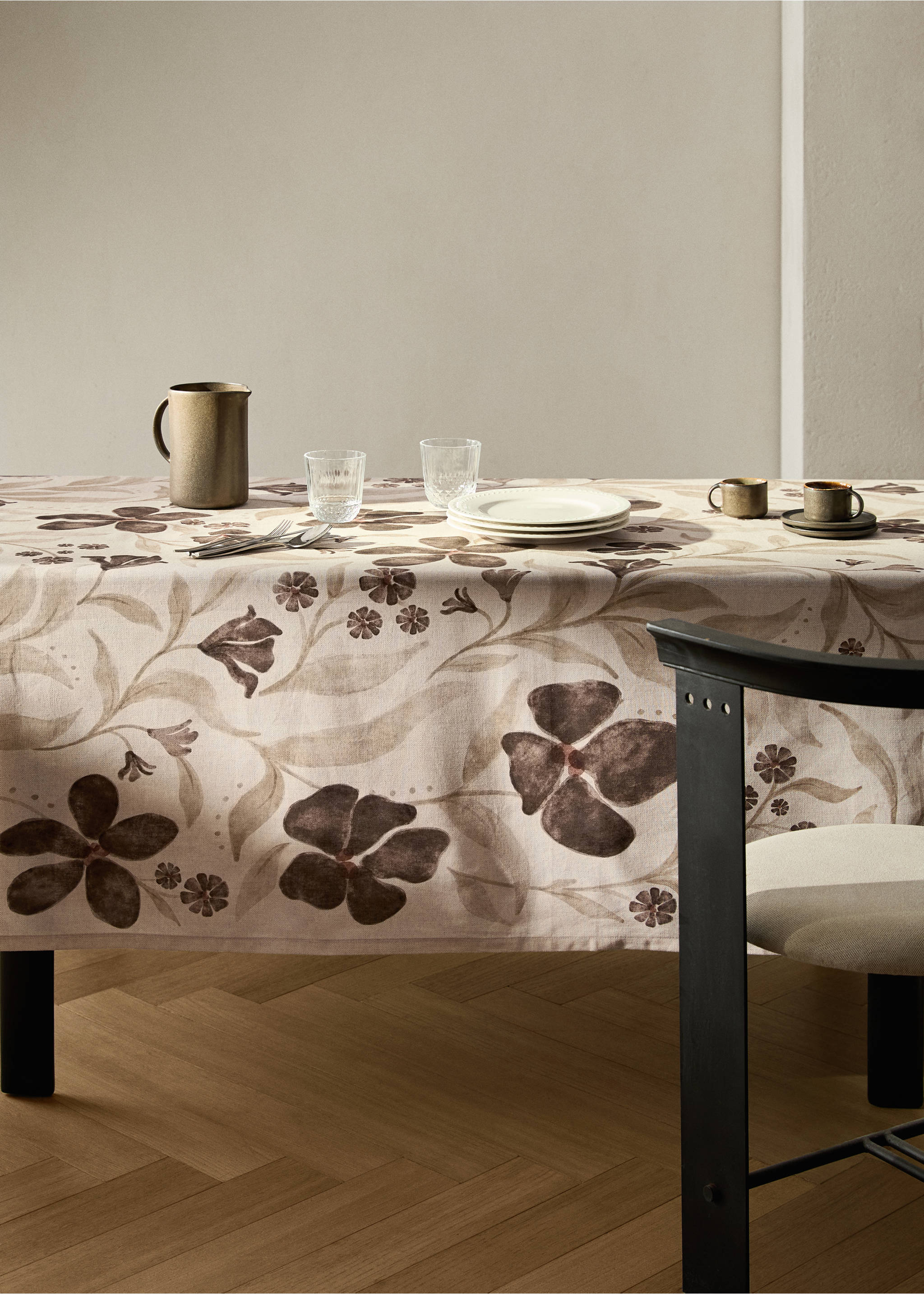 Beige tablecloth featuring a brown and grey botanical floral print., Medium Brown. Ref: 17034134-00.