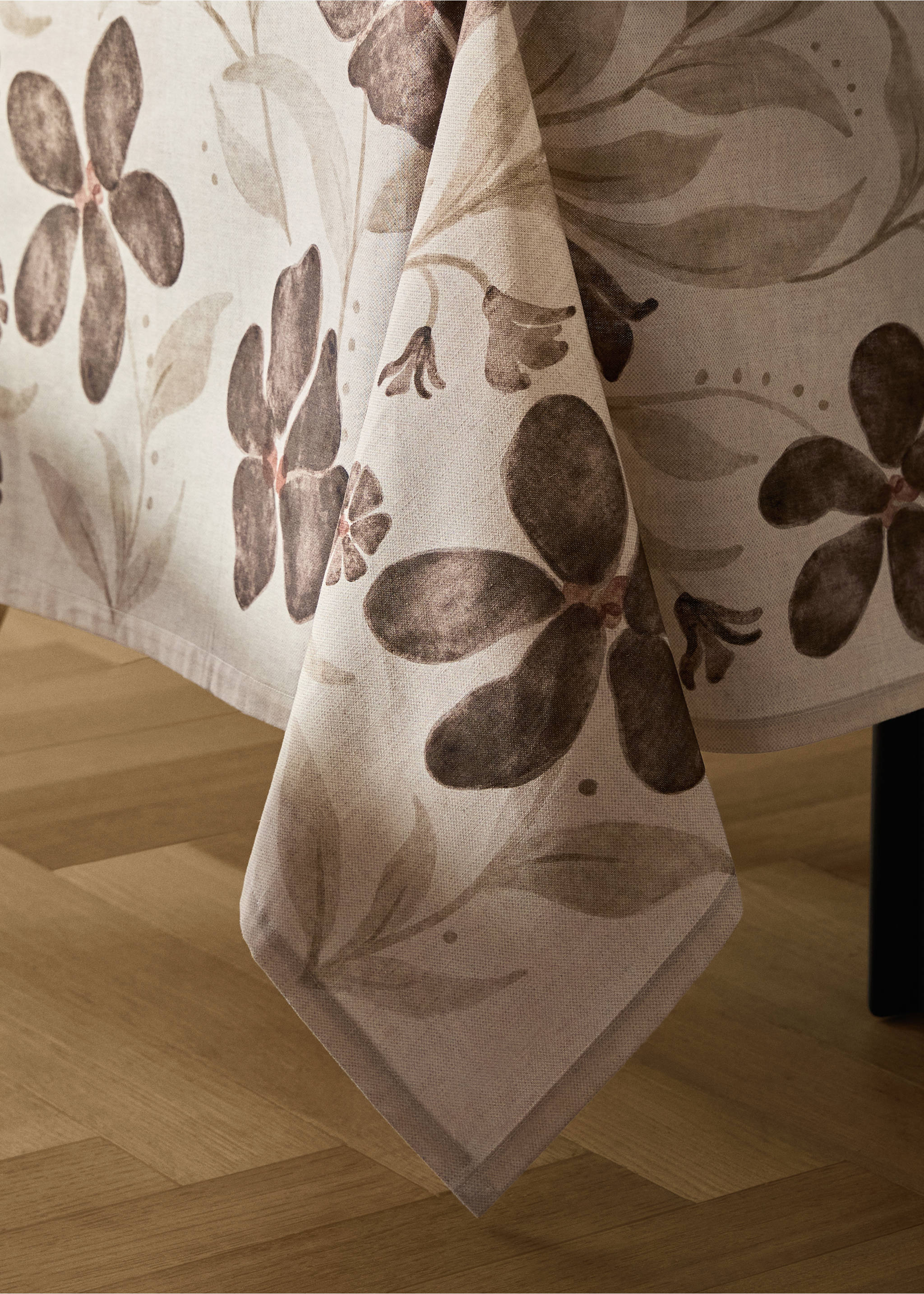 Beige tablecloth featuring a brown and taupe floral watercolor print., Medium Brown. Ref: 17034134-00.