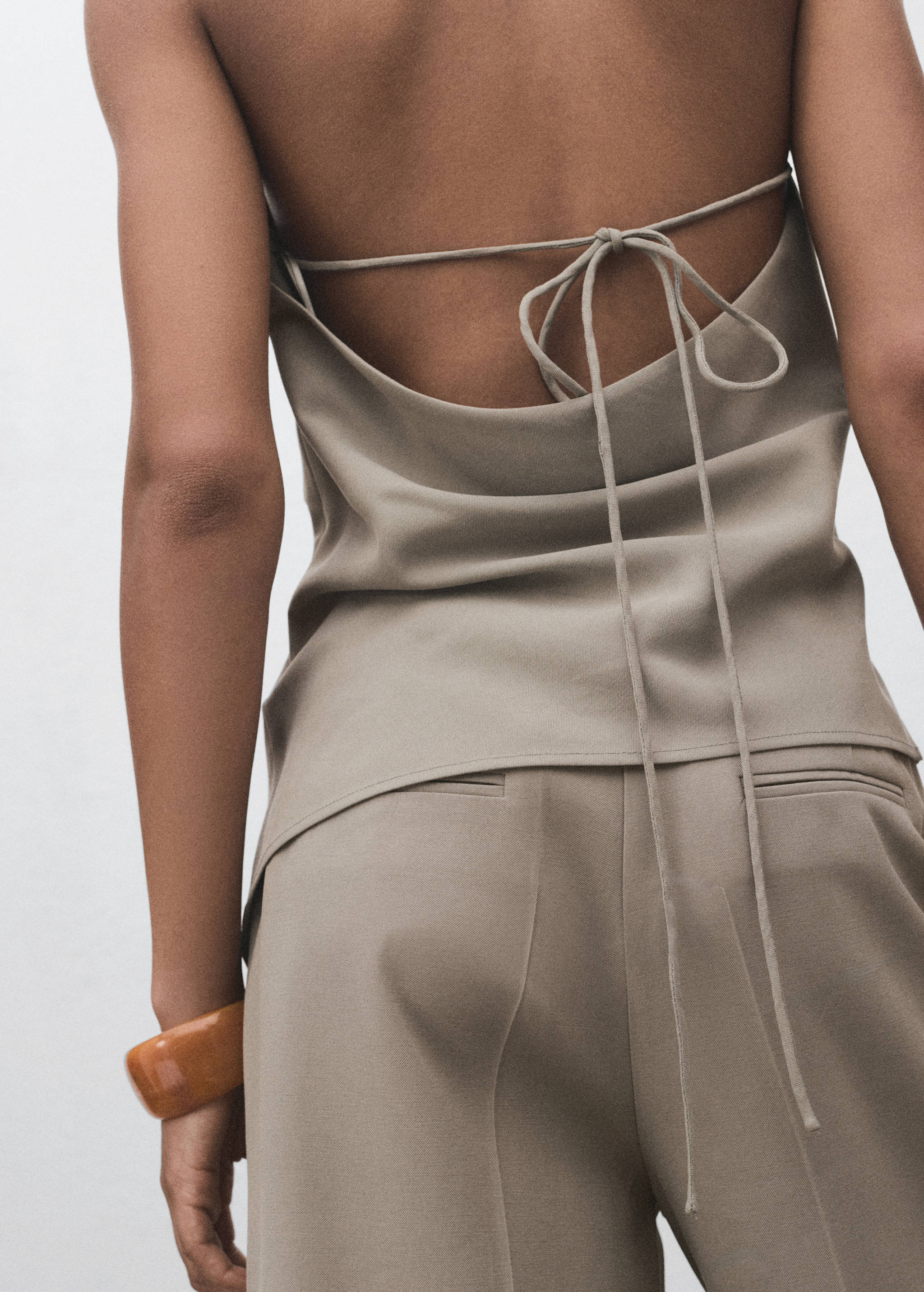 Asymmetrical open-back top - Details of the article 3