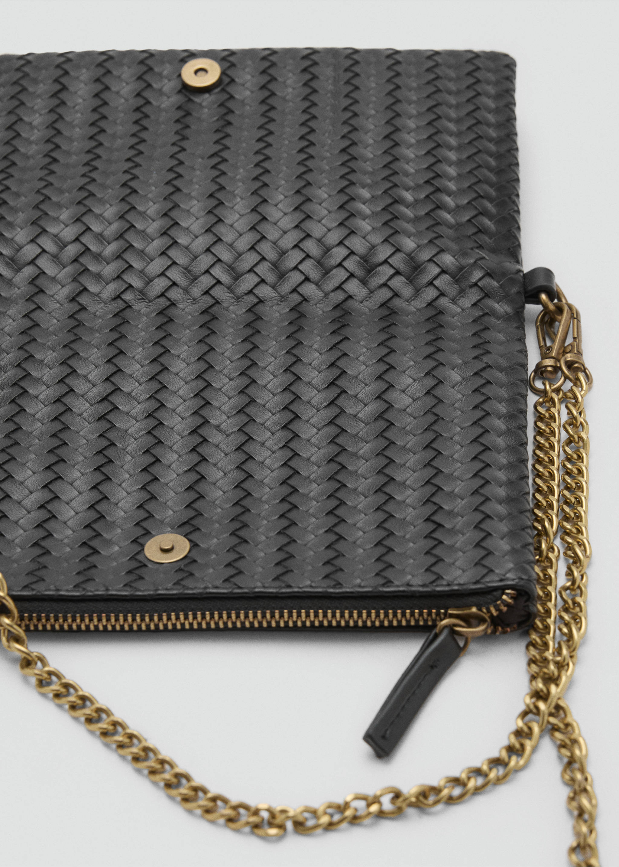 Textured envelope bag - Details of the article 1, Black. Ref: 17034436-00.