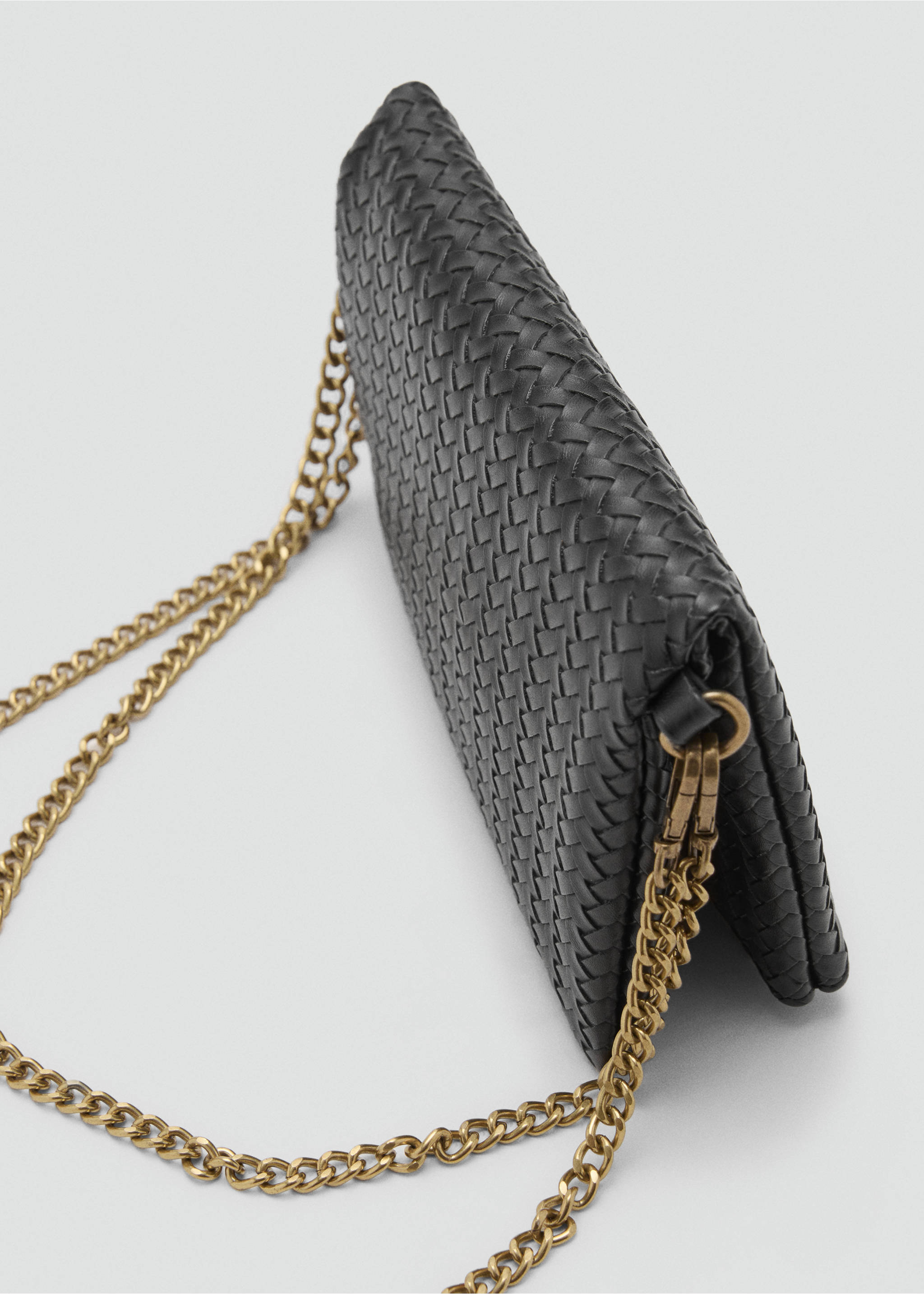 Textured envelope bag - Details of the article 2, Black. Ref: 17034436-00.
