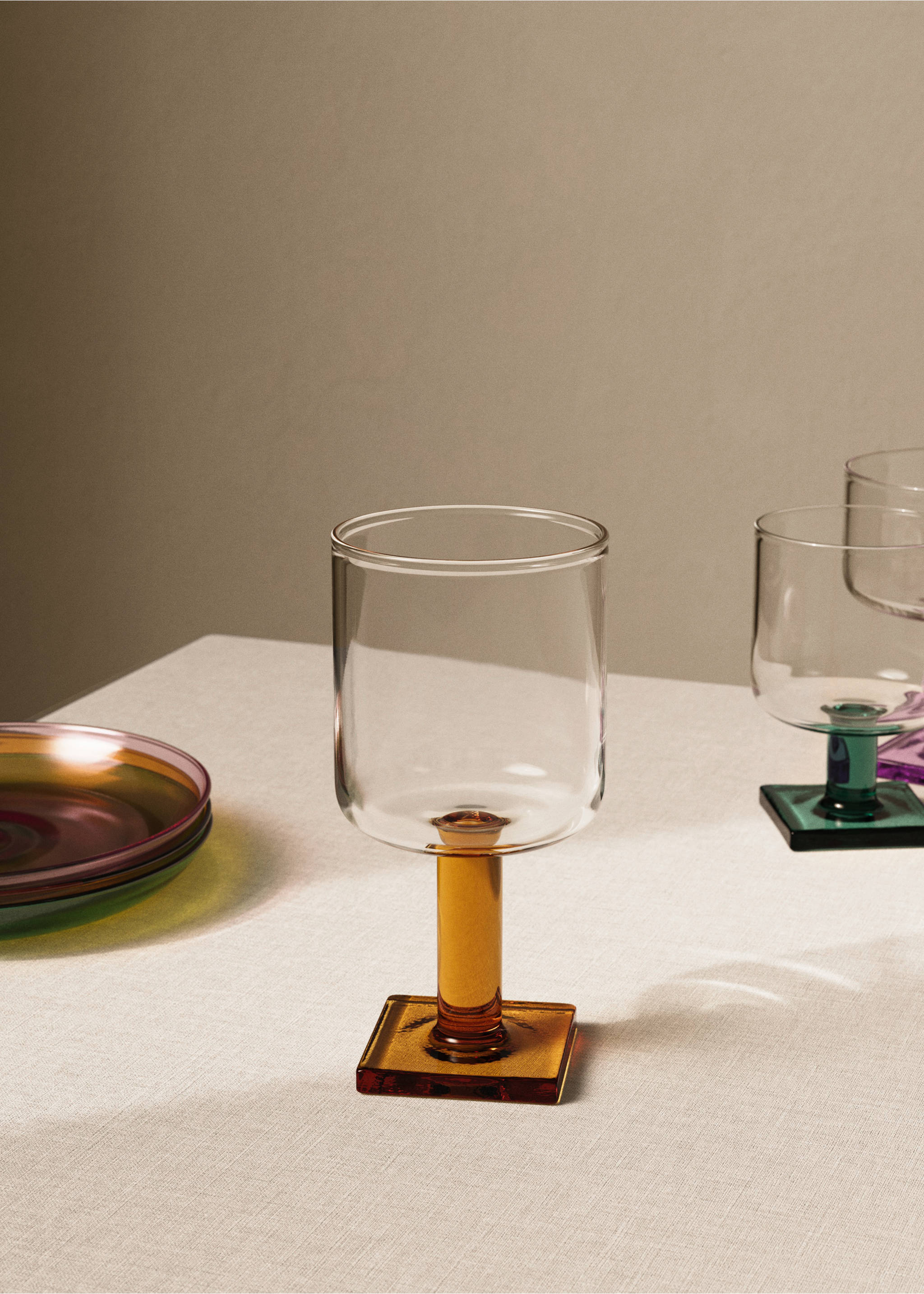 Verre à pied en borosilicate bicolore - Plan général, Olive. Ref: 17034444-00.
