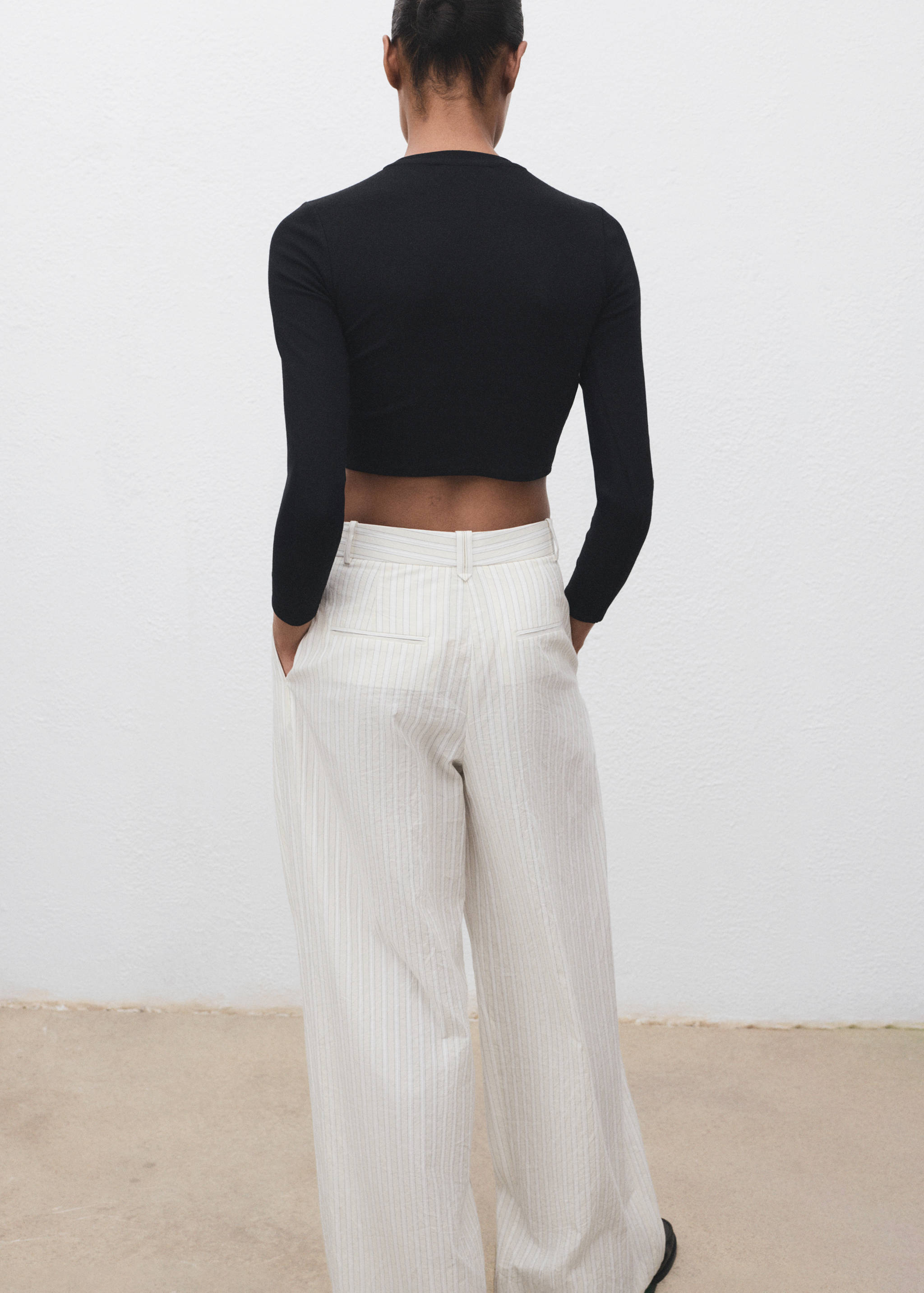 Long-sleeved cropped t-shirt - Reverse of the article