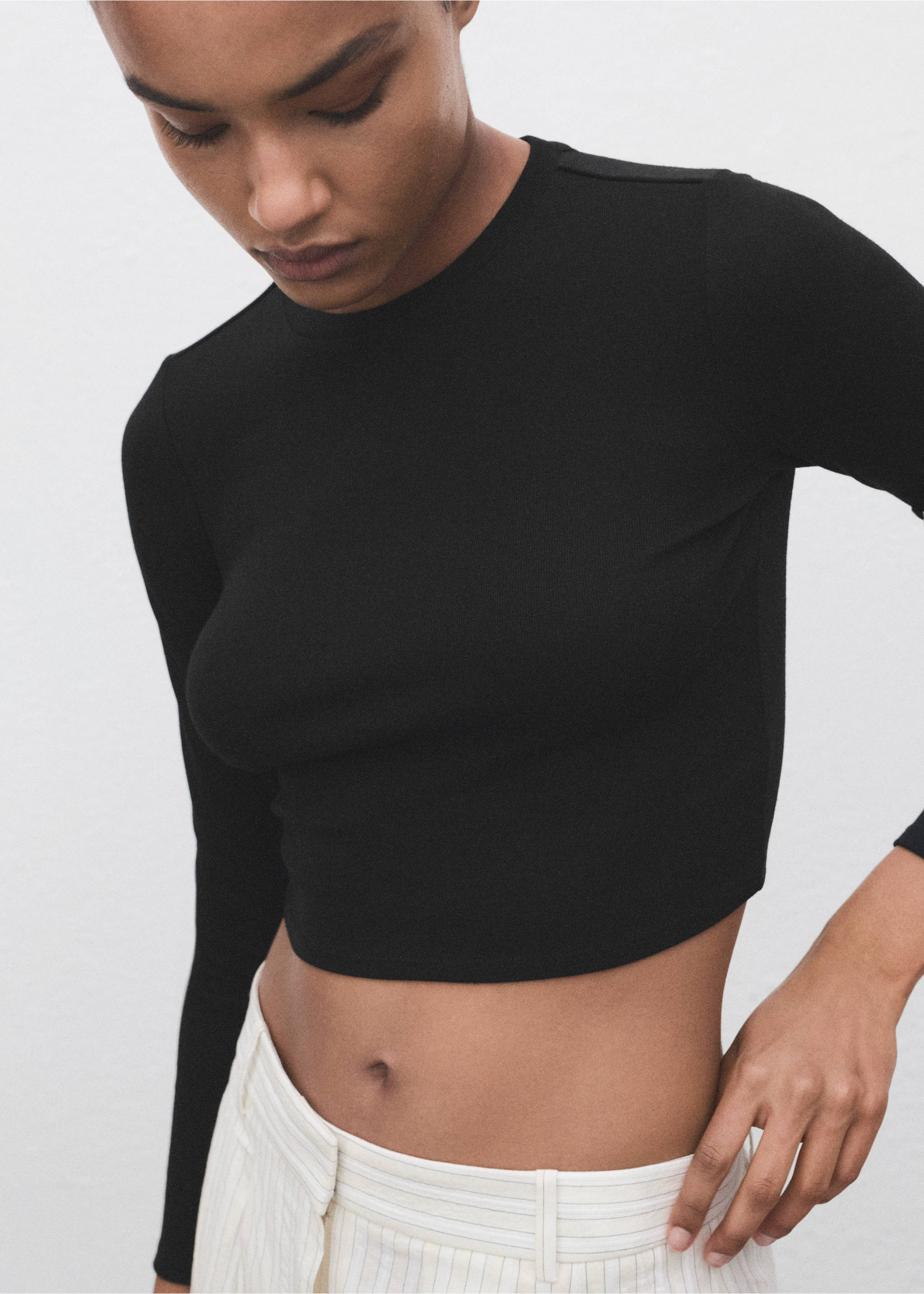 Long-sleeved cropped t-shirt - Details of the article 1, Black. Ref: 17034781-00.