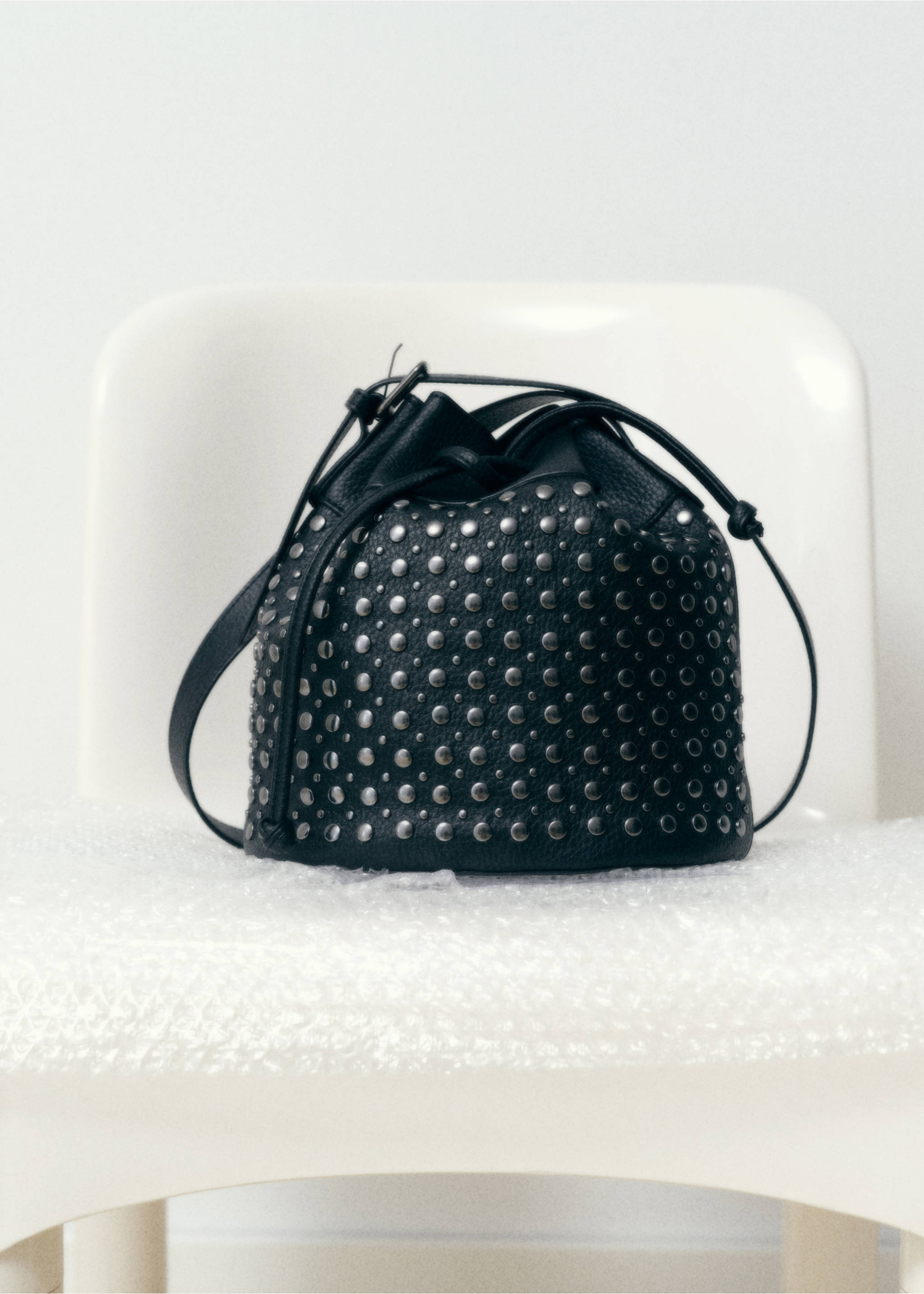 Studded bucket bag - Details of the article 5, Black. Ref: 17034785-00.