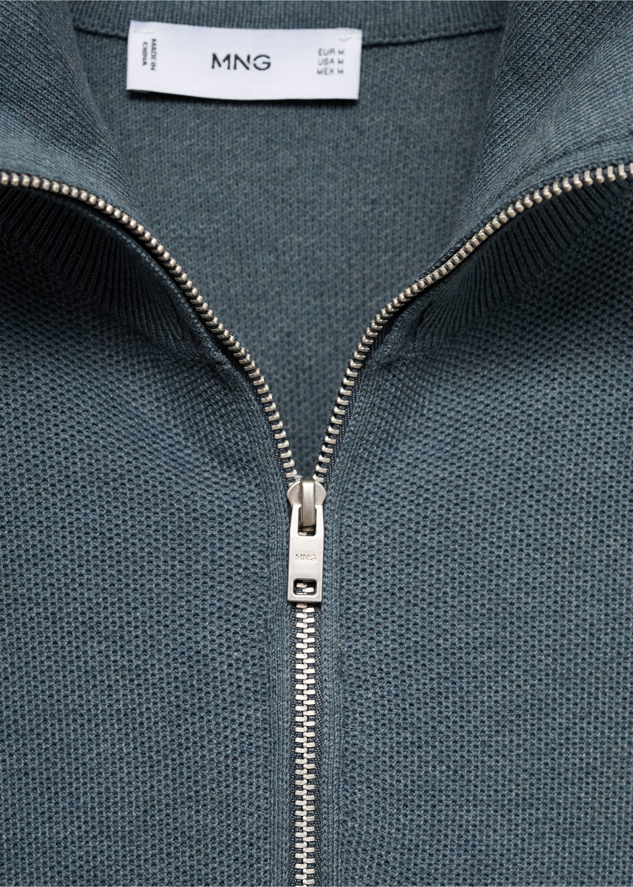 Microstructure sweater with zipper collar - Details of the article 8, Petrol Blue. Ref: 17035146-00.