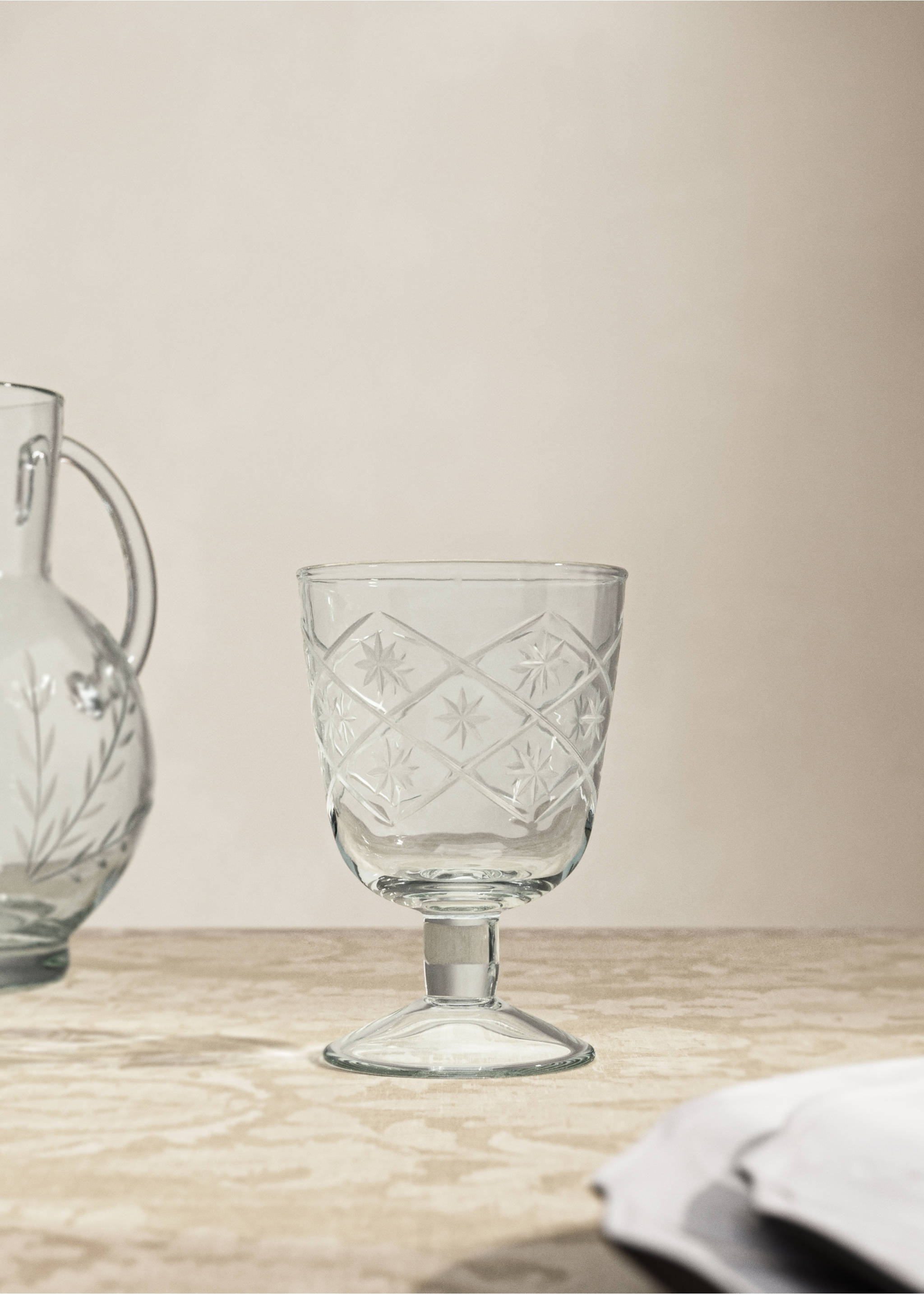 Hand-blown glass stem glass with carved flowers - General plane, Off White. Ref: 17035166-00.