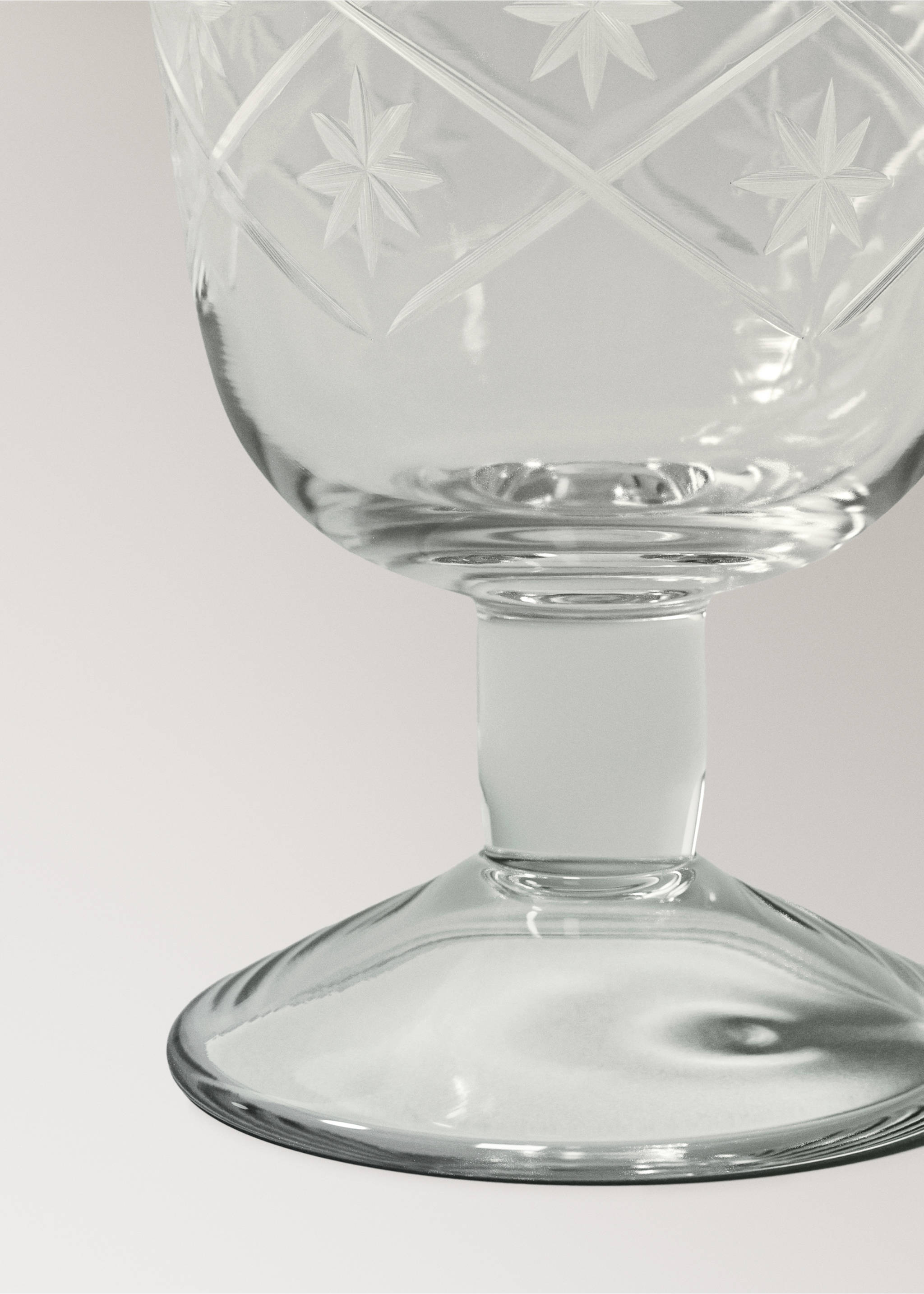 Hand-blown glass stem glass with carved flowers - Details of the article 2, Off White. Ref: 17035166-00.