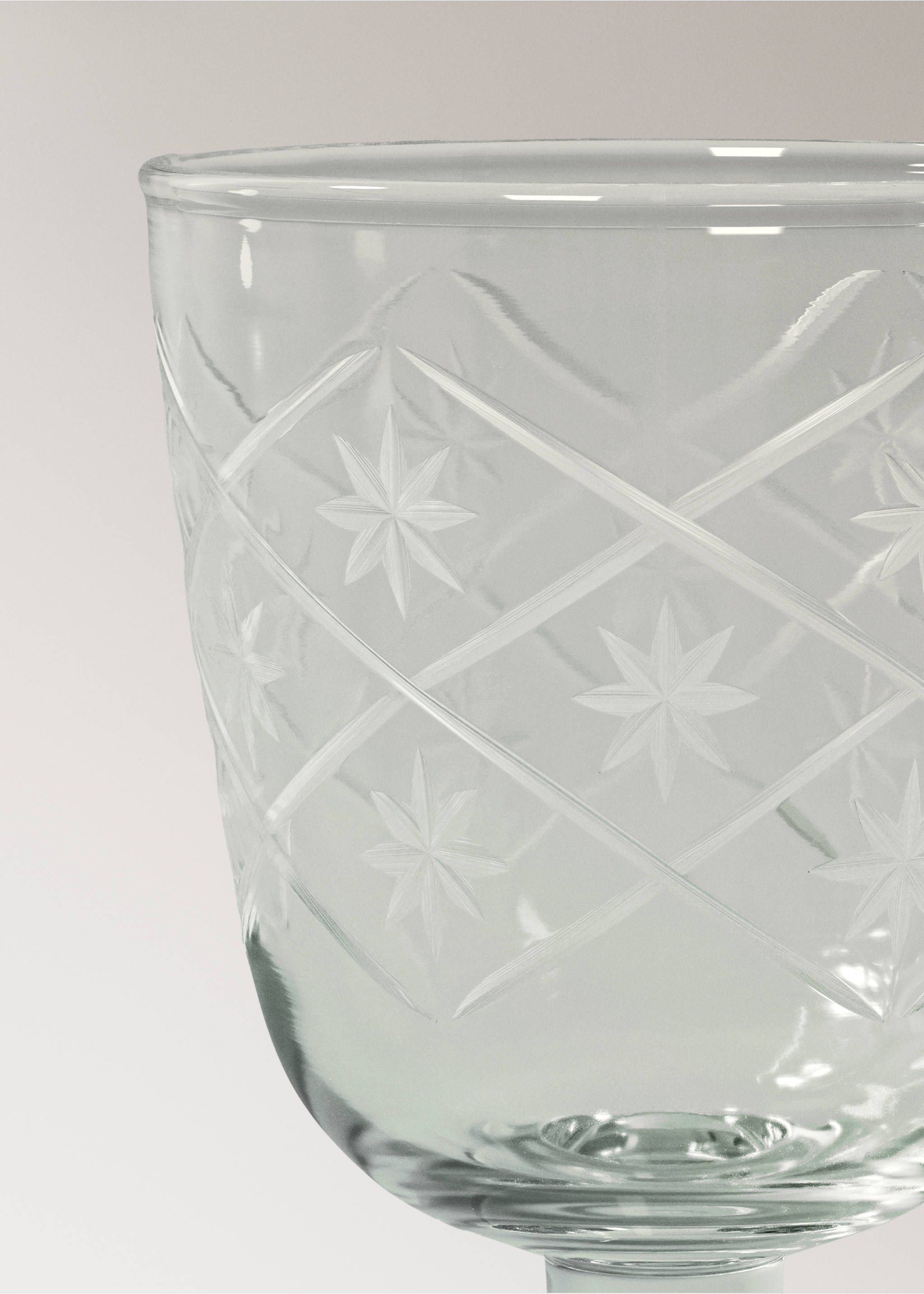 Hand-blown glass stem glass with carved flowers - Details of the article 3, Off White. Ref: 17035166-00.