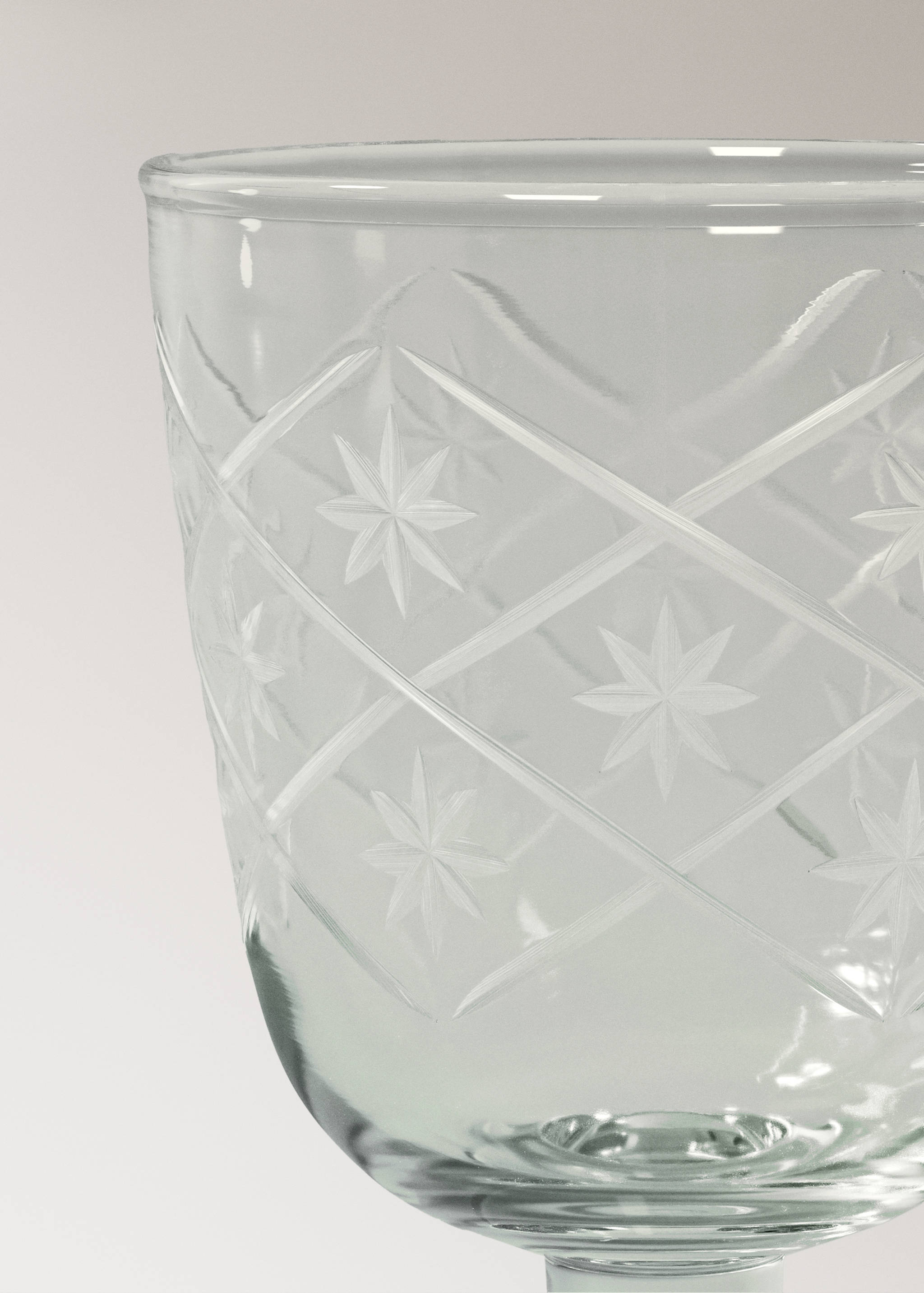 Hand-blown glass stem glass with carved flowers - Details of the article 3