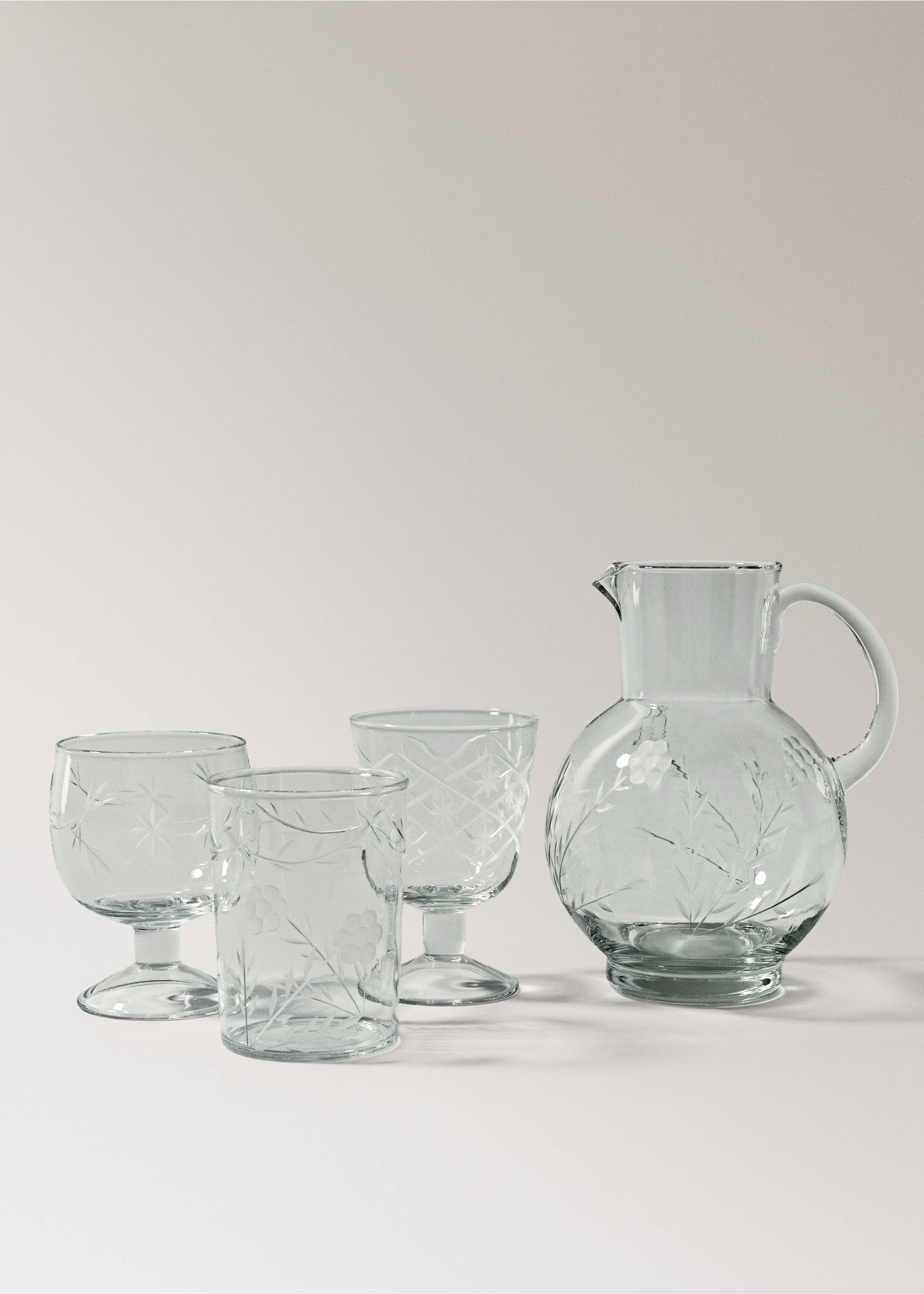 Hand-blown glass stem glass with carved flowers - Details of the article 4, Off White. Ref: 17035166-00.