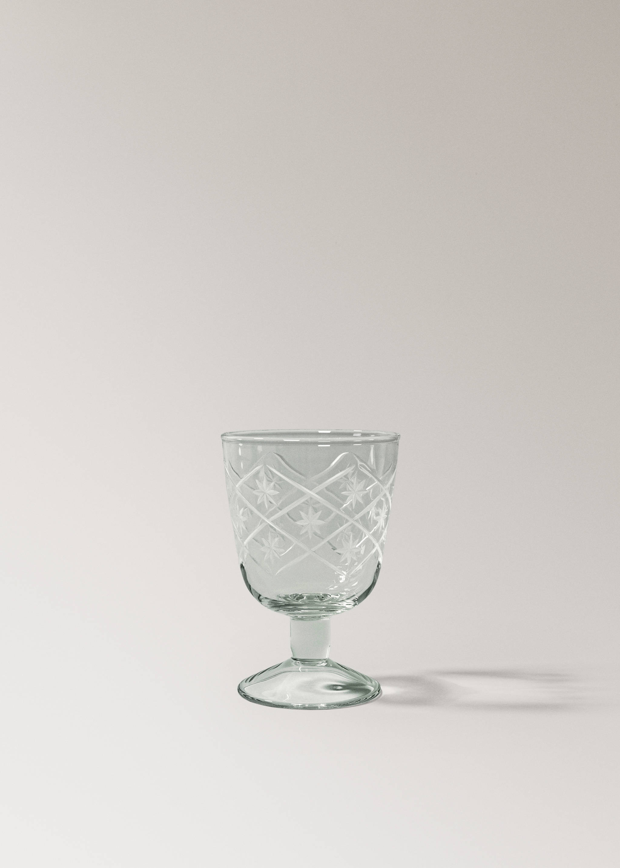Hand-blown glass stem glass with carved flowers - Article without model
