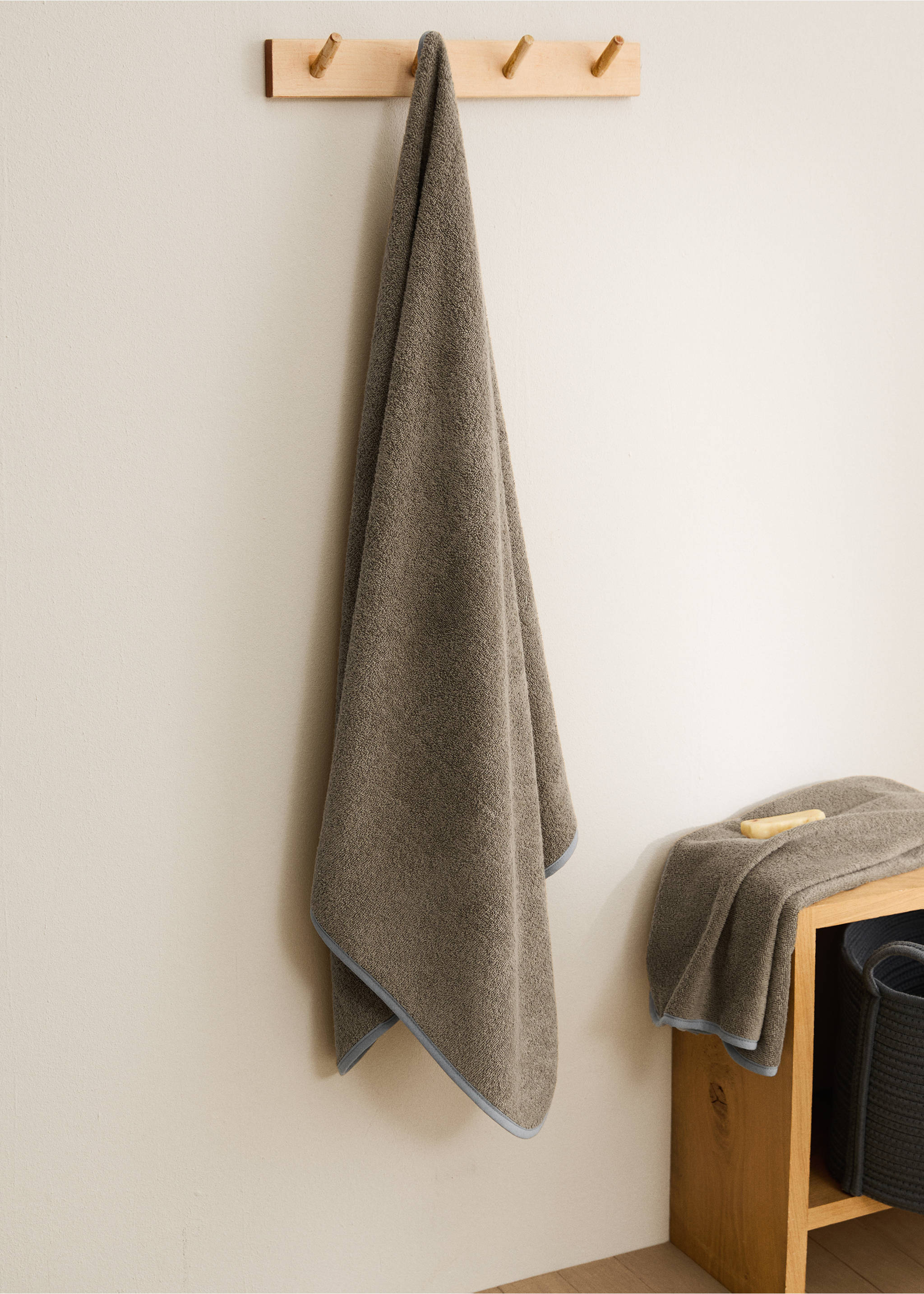 Children's bath towel with contrasting trim - General plane, Khaki. Ref: 17035171-00.