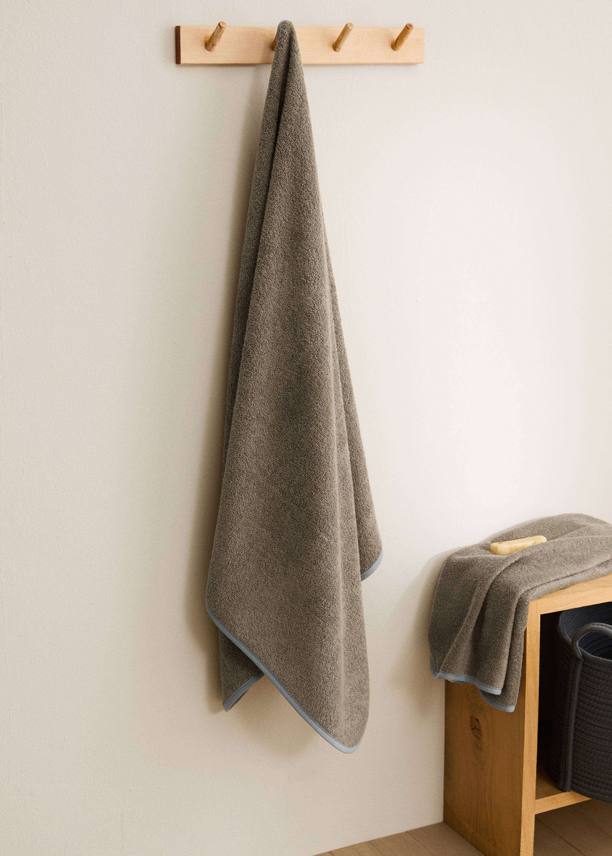 Serviette de douche pour enfant avec liseré contrastant - Plan général