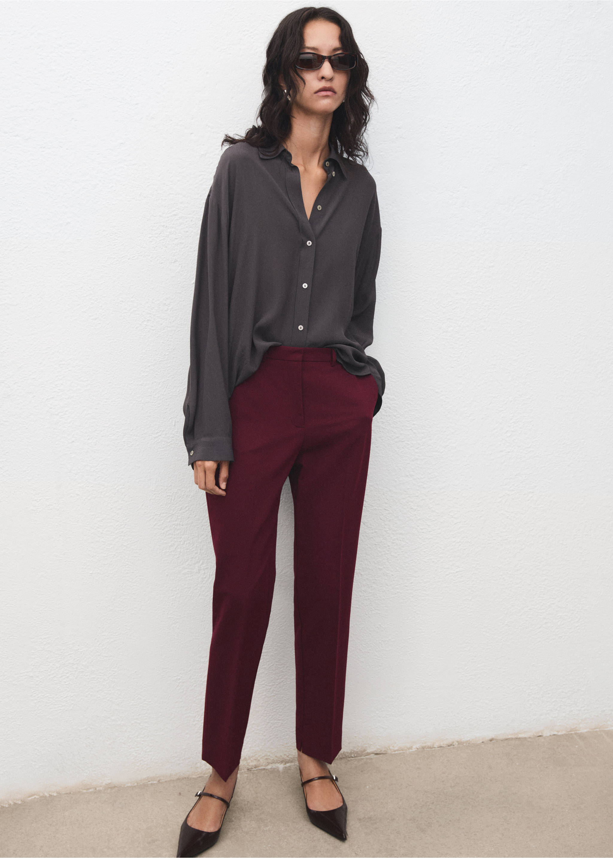 Straight suit trousers - Details of the article 2, Wine. Ref: 17035806-00.