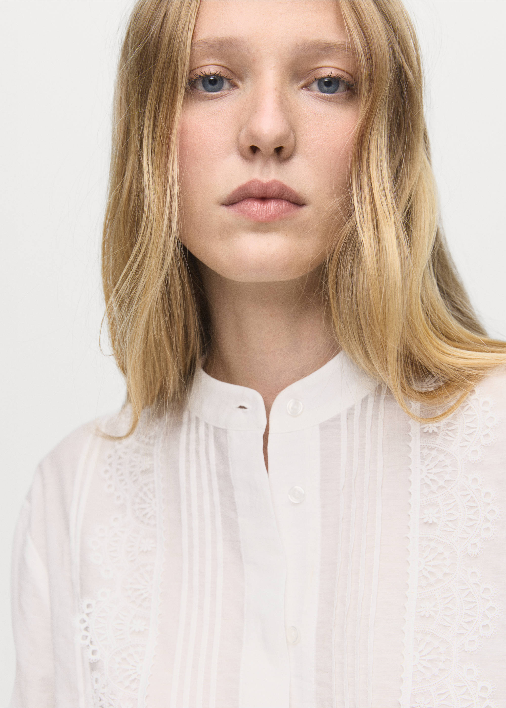 Blouse with lace trim details - Details of the article 1, Ecru. Ref: 17035815-00.