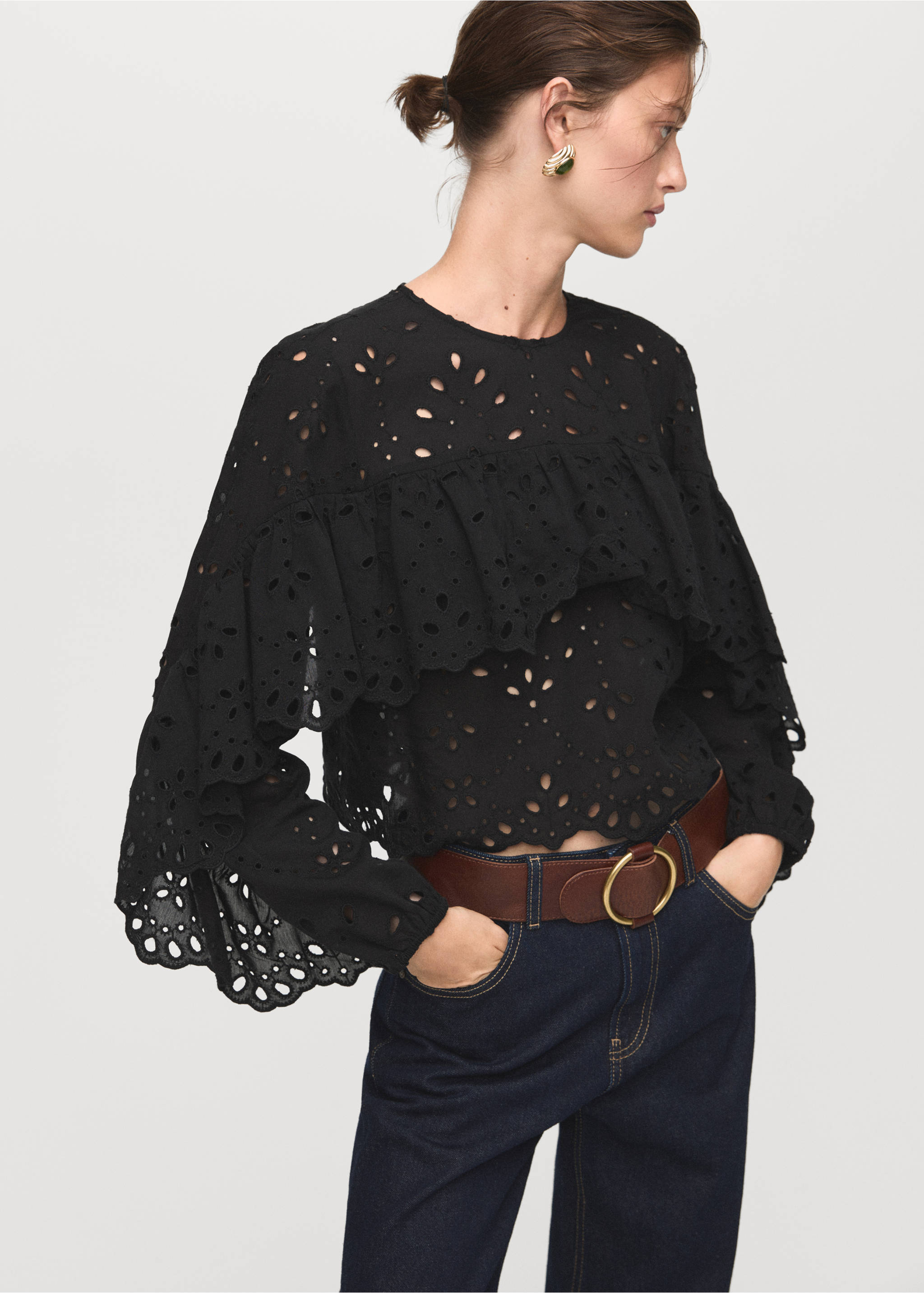 Bluse mit Lochstickerei und Volants - Mittlere Ansicht, Schwarz. Ref: 17035822-00.