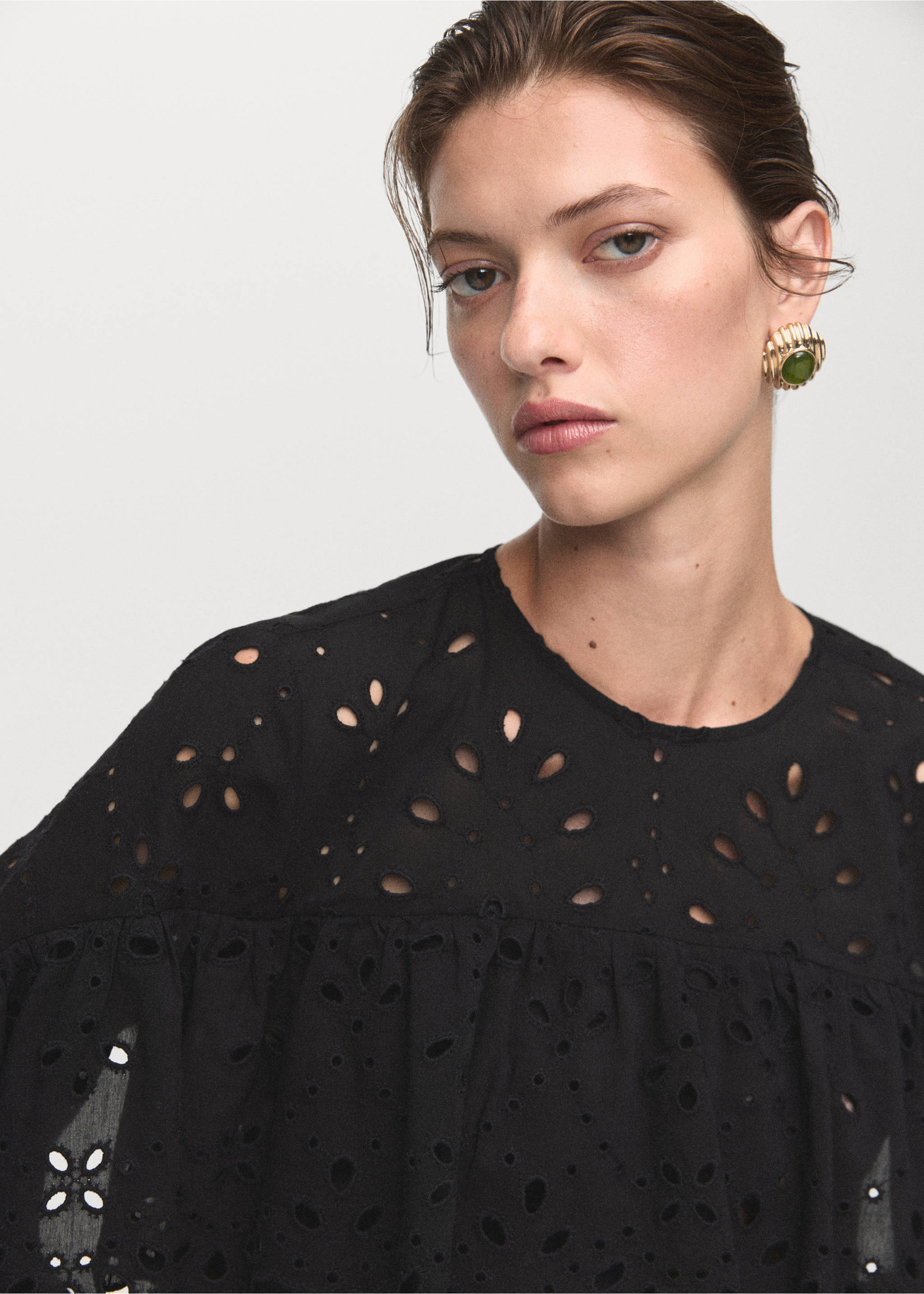 Bluse mit Lochstickerei und Volants - Detail des Artikels 1, Schwarz. Ref: 17035822-00.