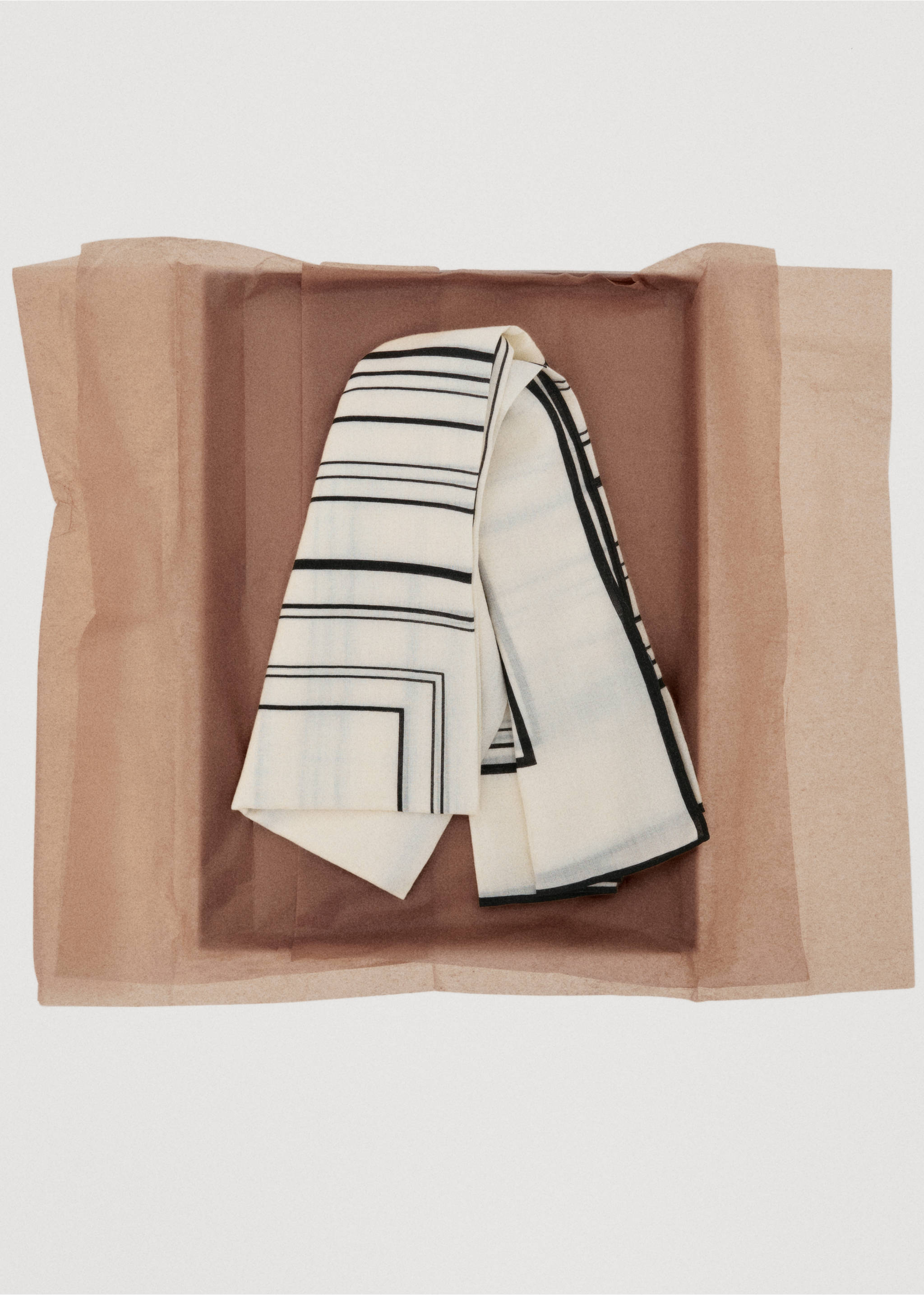 100% wool geometric-print foulard - Details of the article 7, Ecru. Ref: 17035972-00.