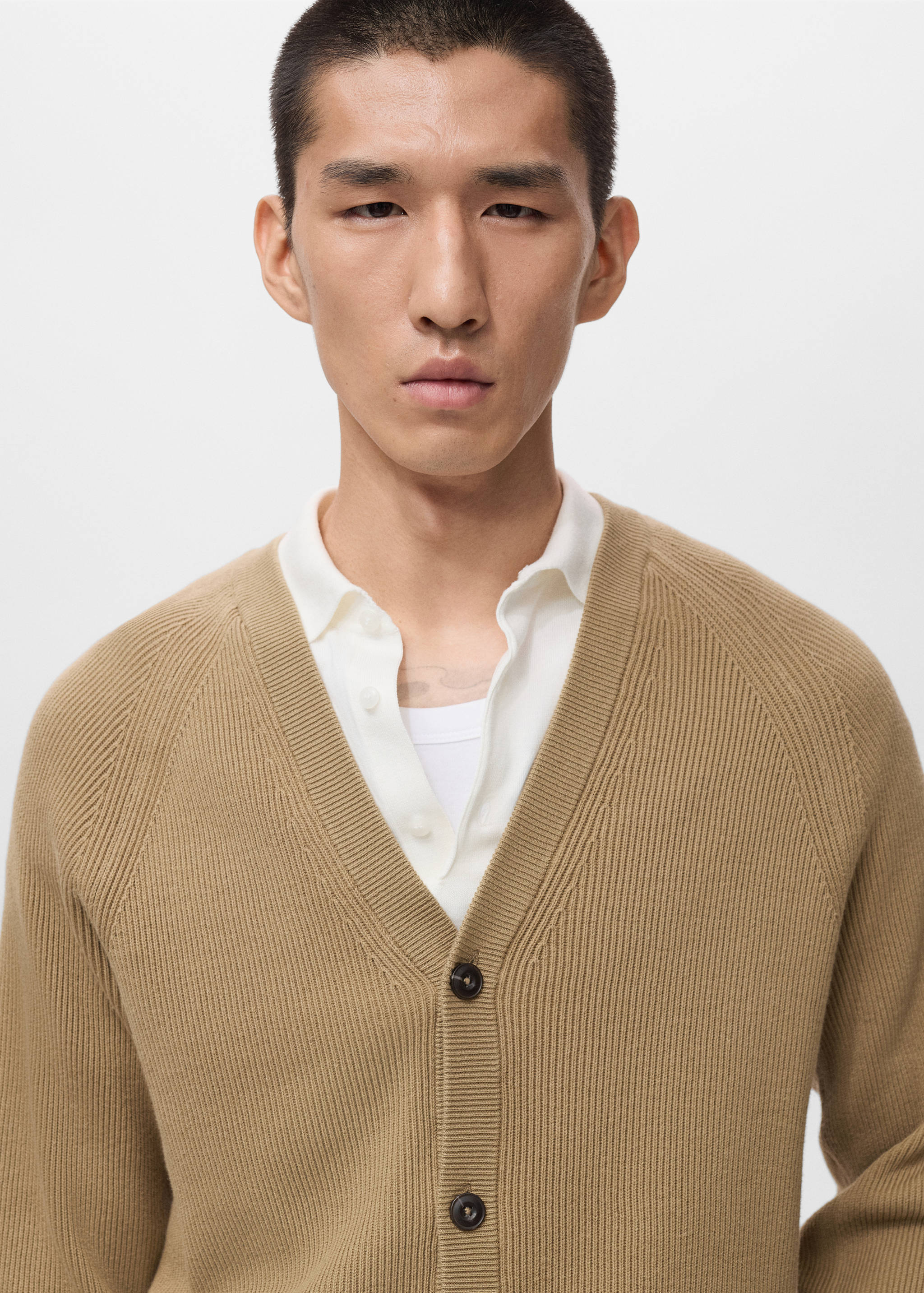 Ribbed knitted cardigan with buttons - Details of the article 1