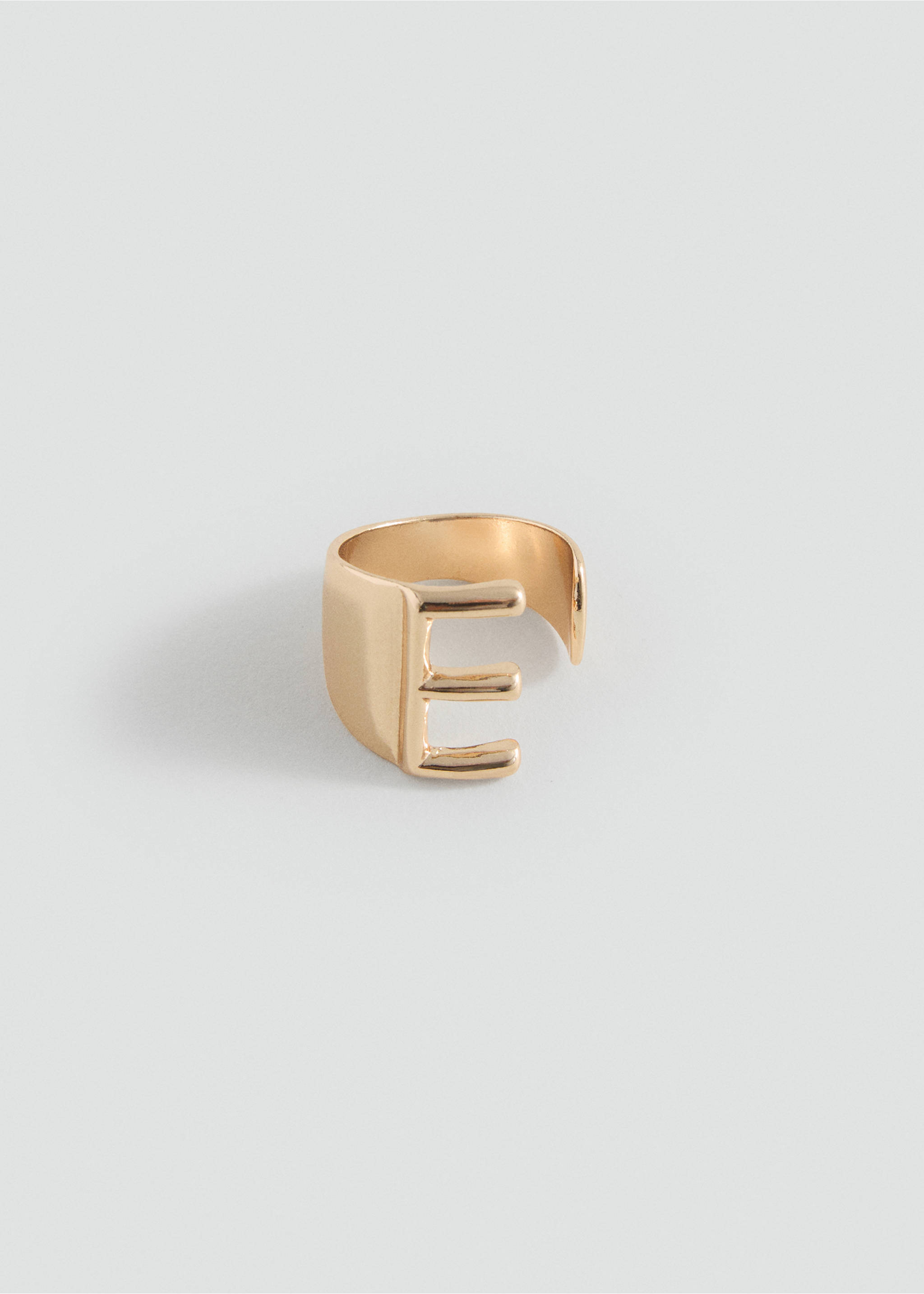 Ring with letter design - Article without model, Gold. Ref: 17035993-00.