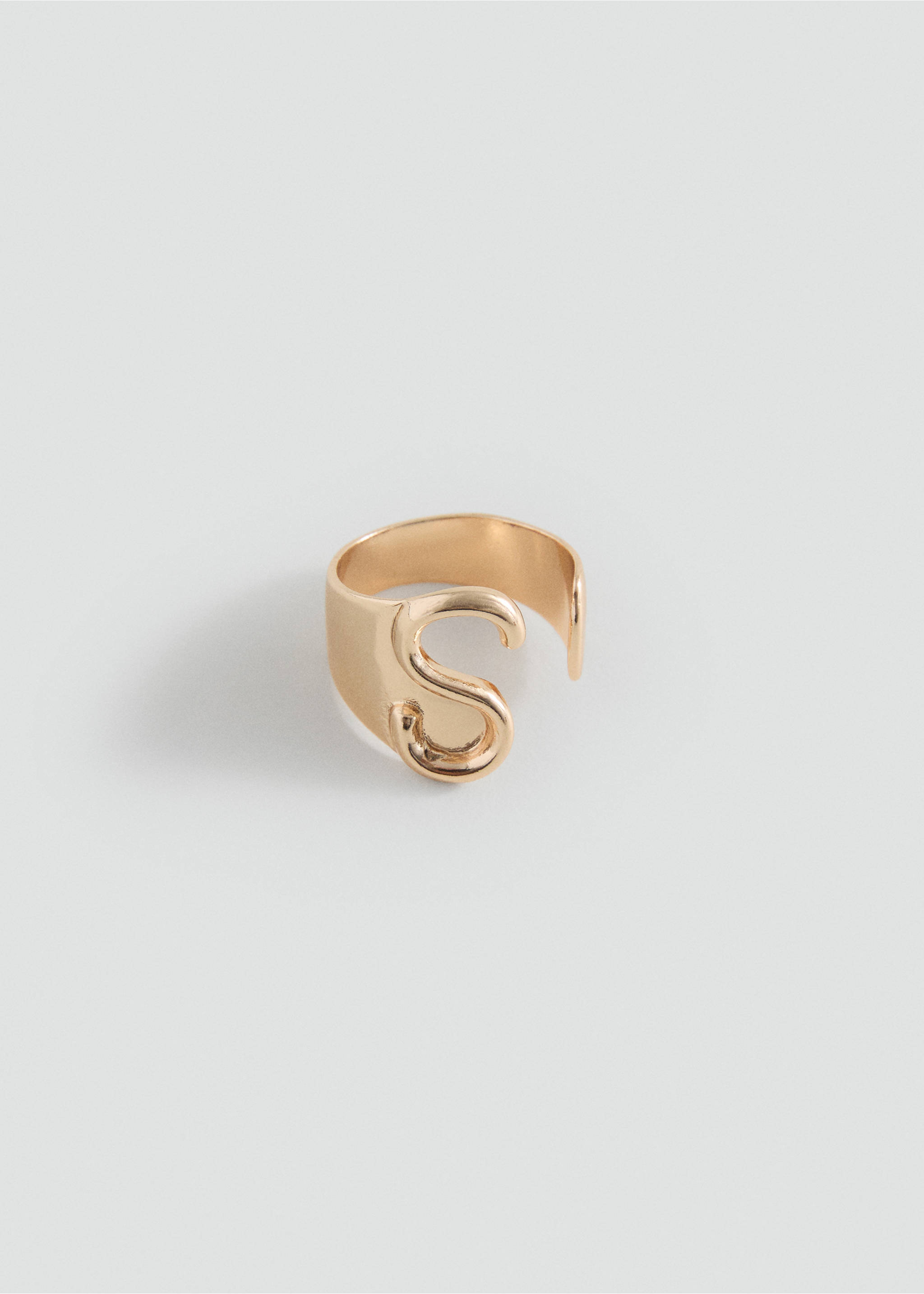 Ring with letter design - Article without model, Gold. Ref: 17035995-00.