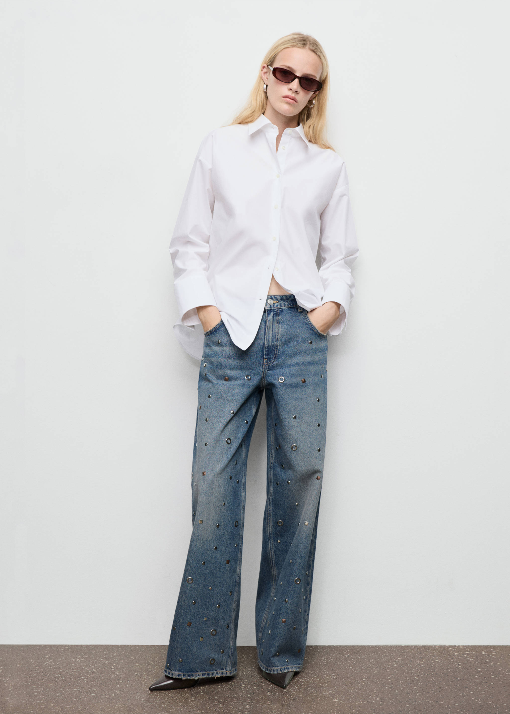 Straight-leg jeans with eyelets - General plane, Dark Vintage Blue. Ref: 17036005-00.