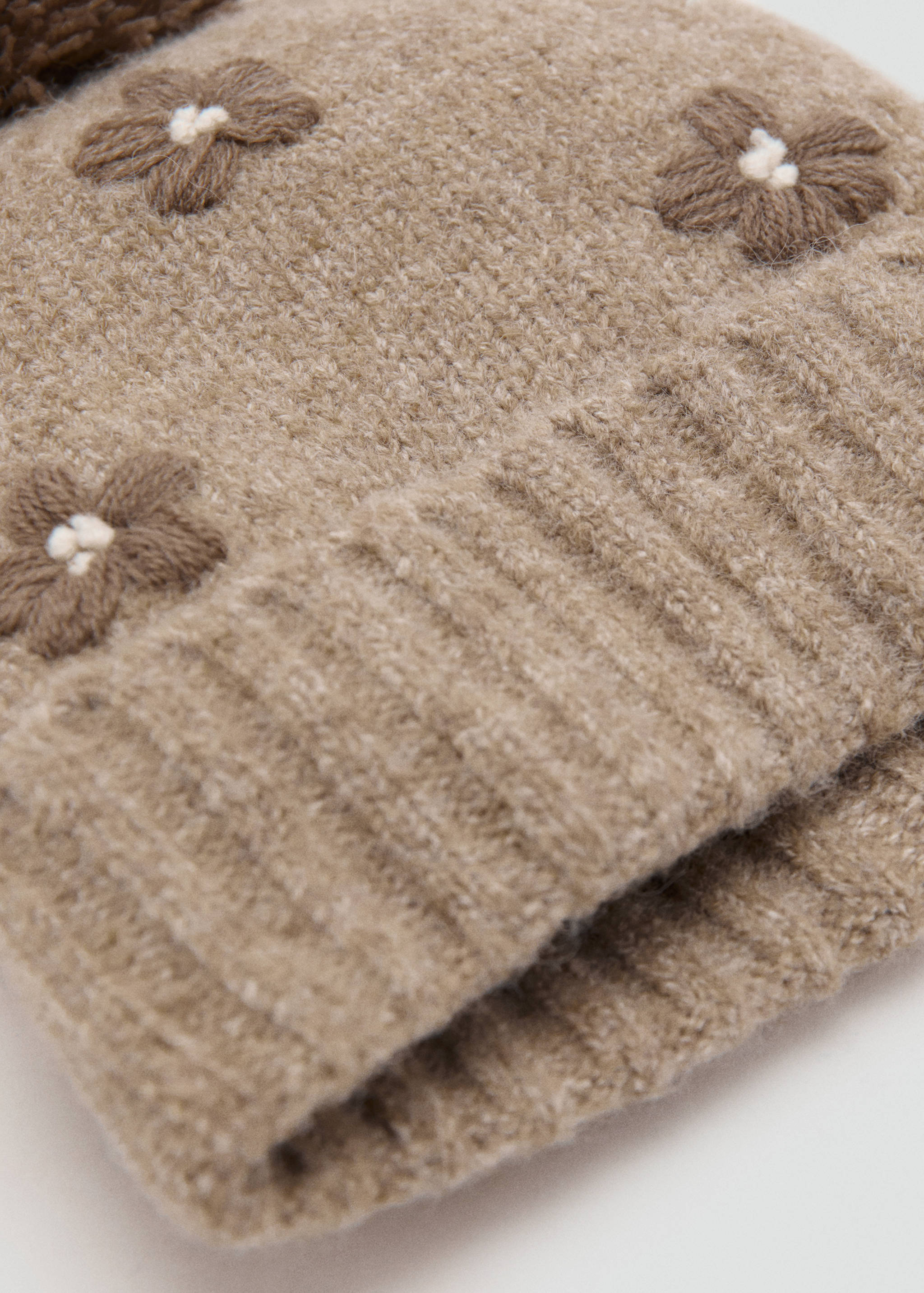 Bonnet à fleurs à pompon - Plan moyen