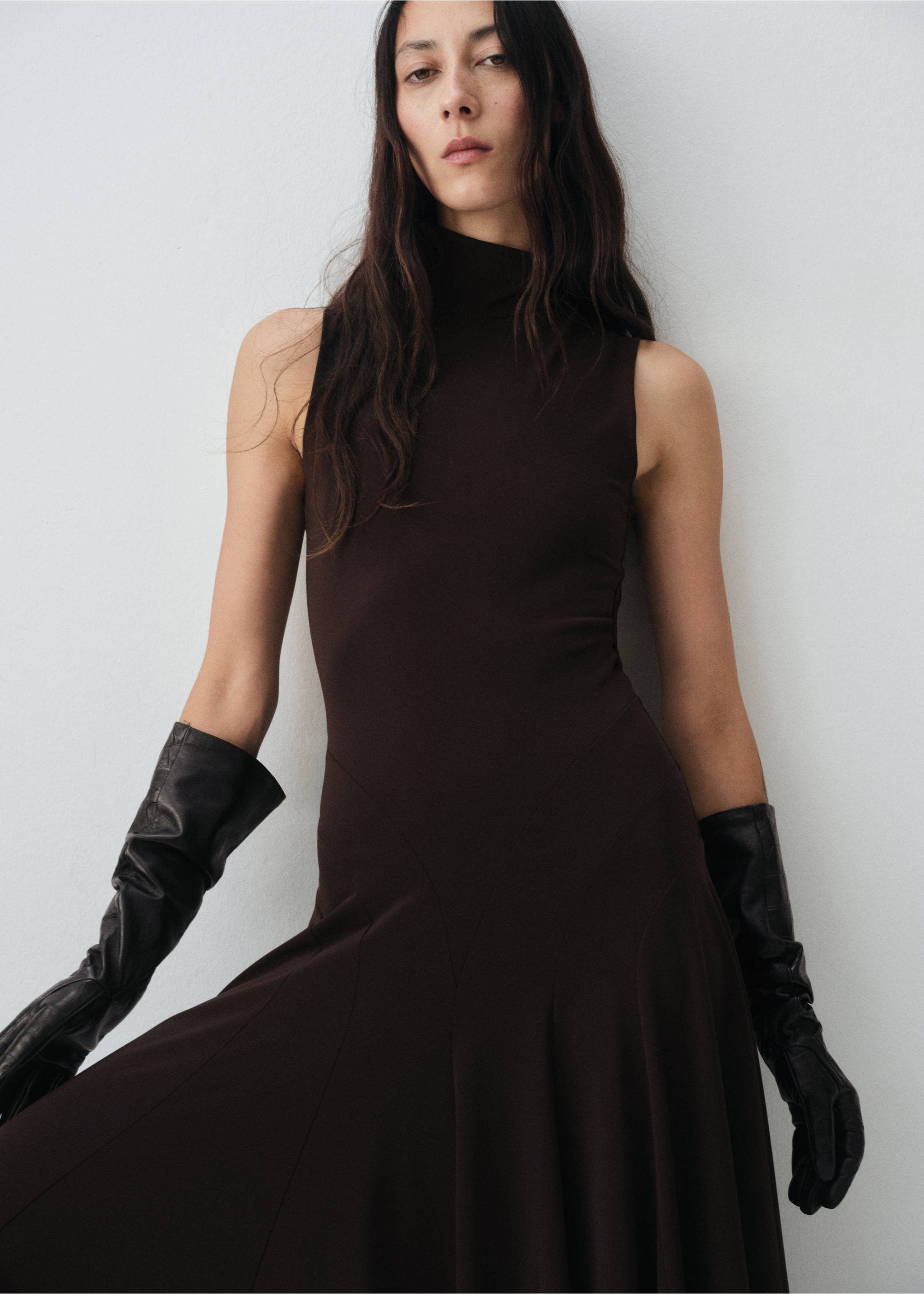 Godet dress with back opening - Details of the article 3, Brown. Ref: 17036359-00.