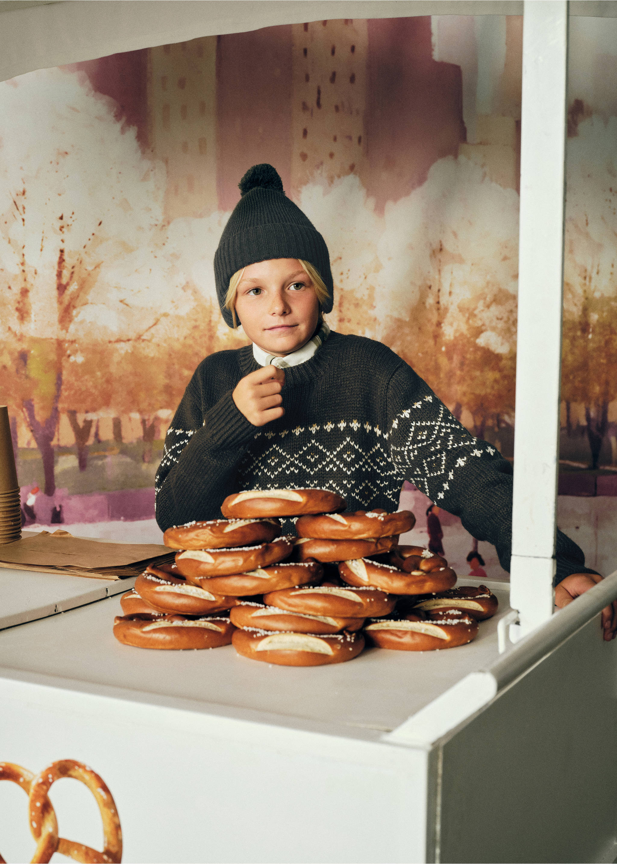 Earmuff knitted hat - Details of the article 5, Khaki. Ref: 17036734-00.