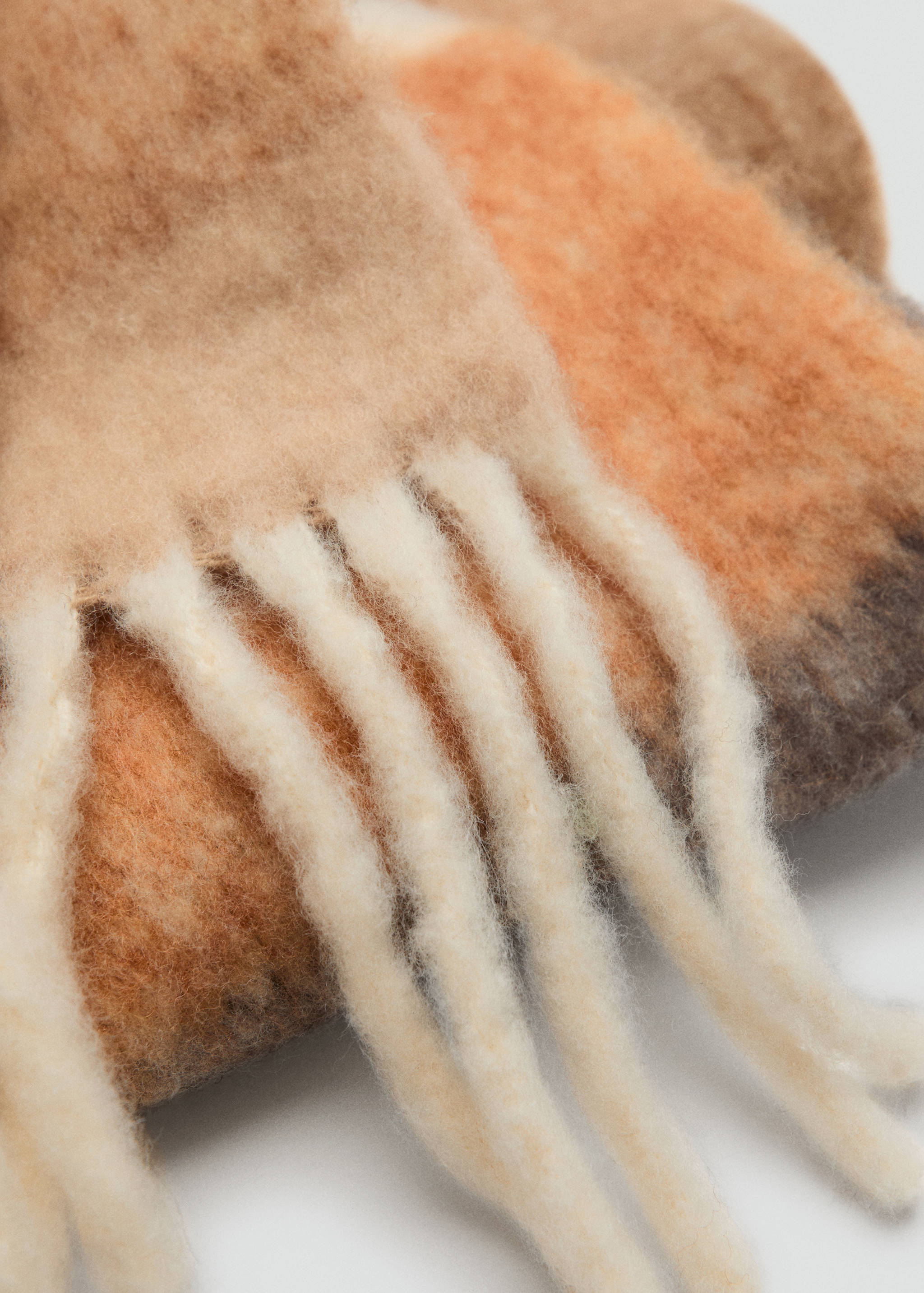 Écharpe à rayures et bords frangés - Plan moyen