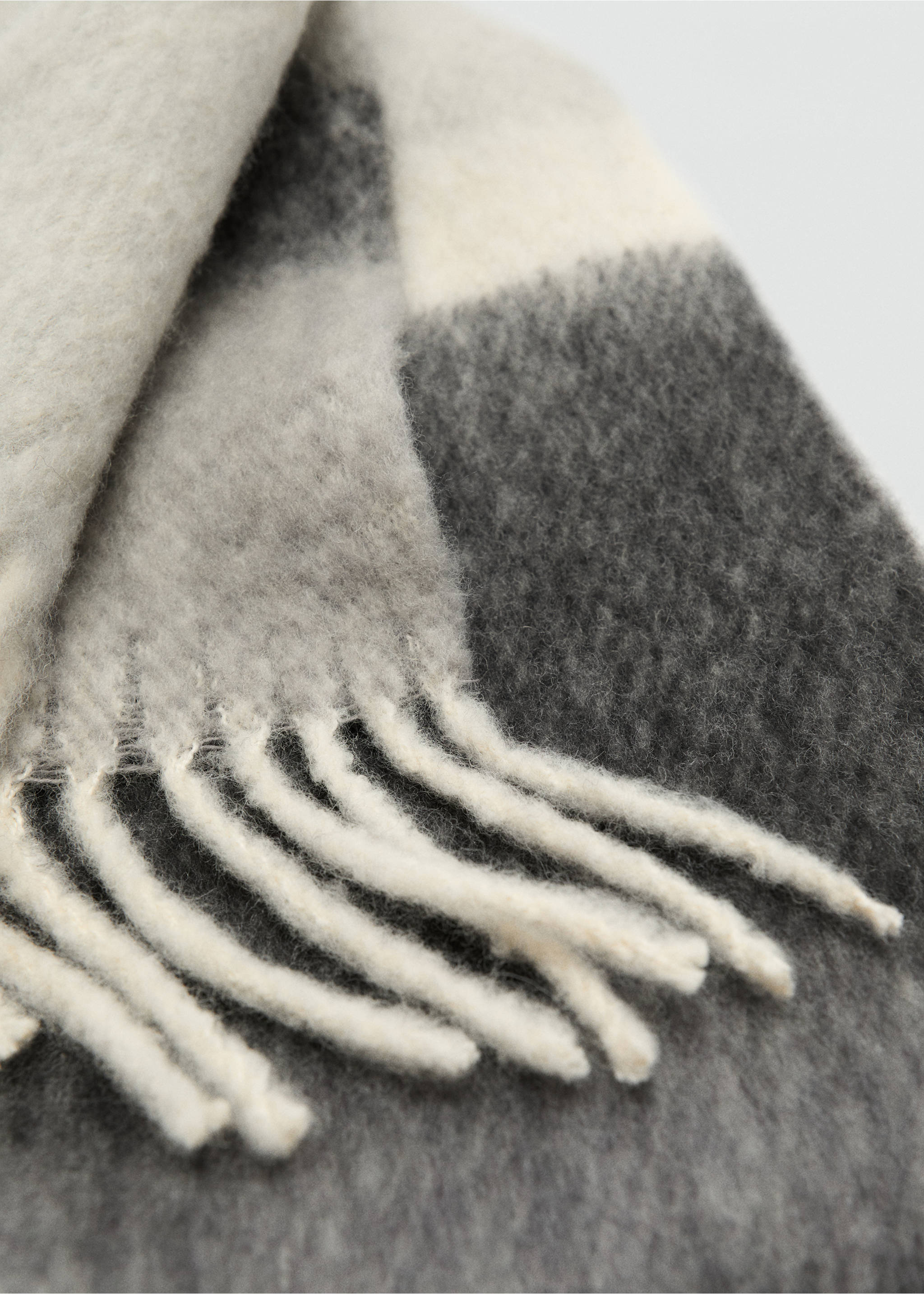 Striped scarf with tasselled ends - Medium plane, Grey. Ref: 17037765-00.