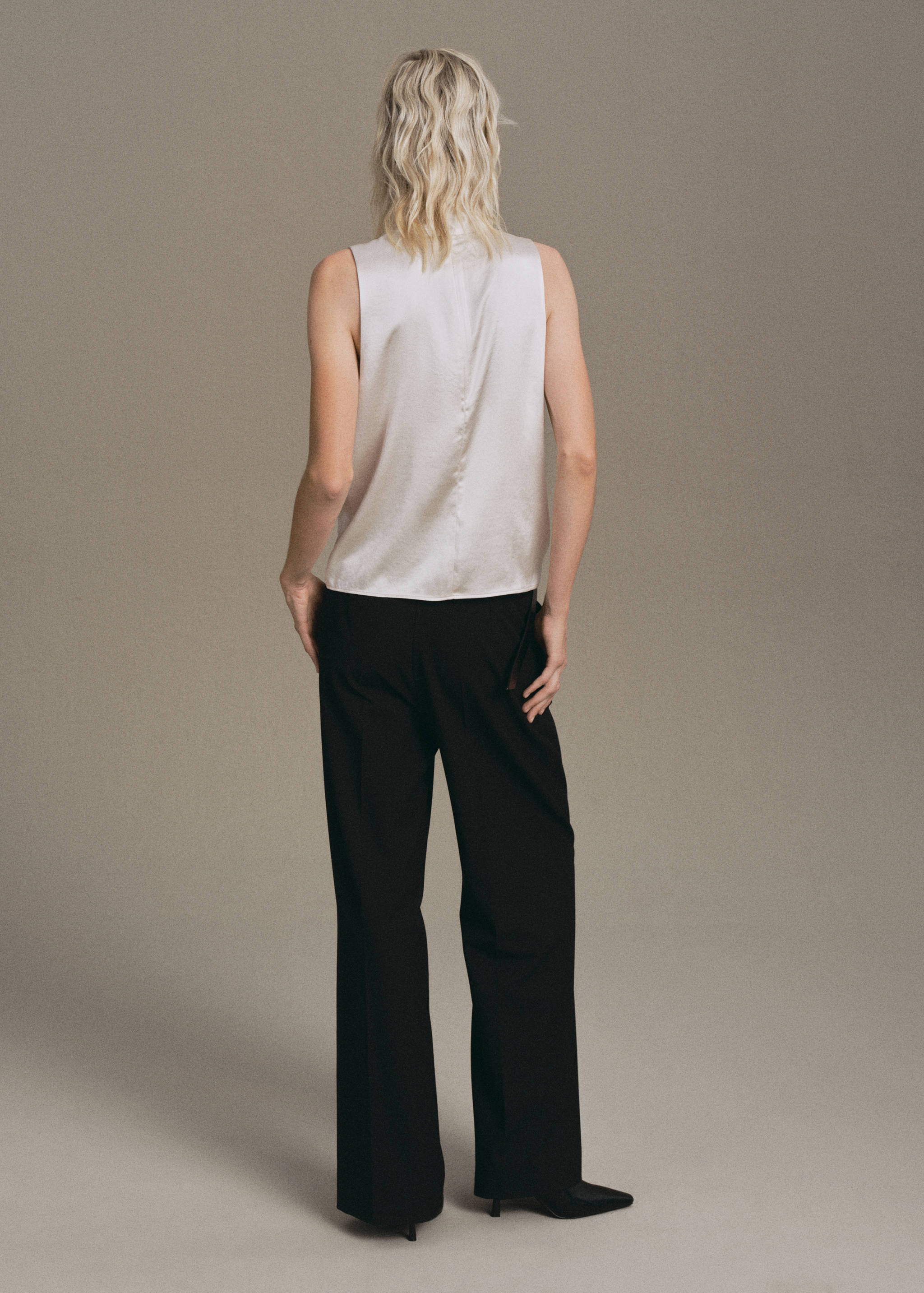 Blusa satinada cuello alto - Reverso del artículo