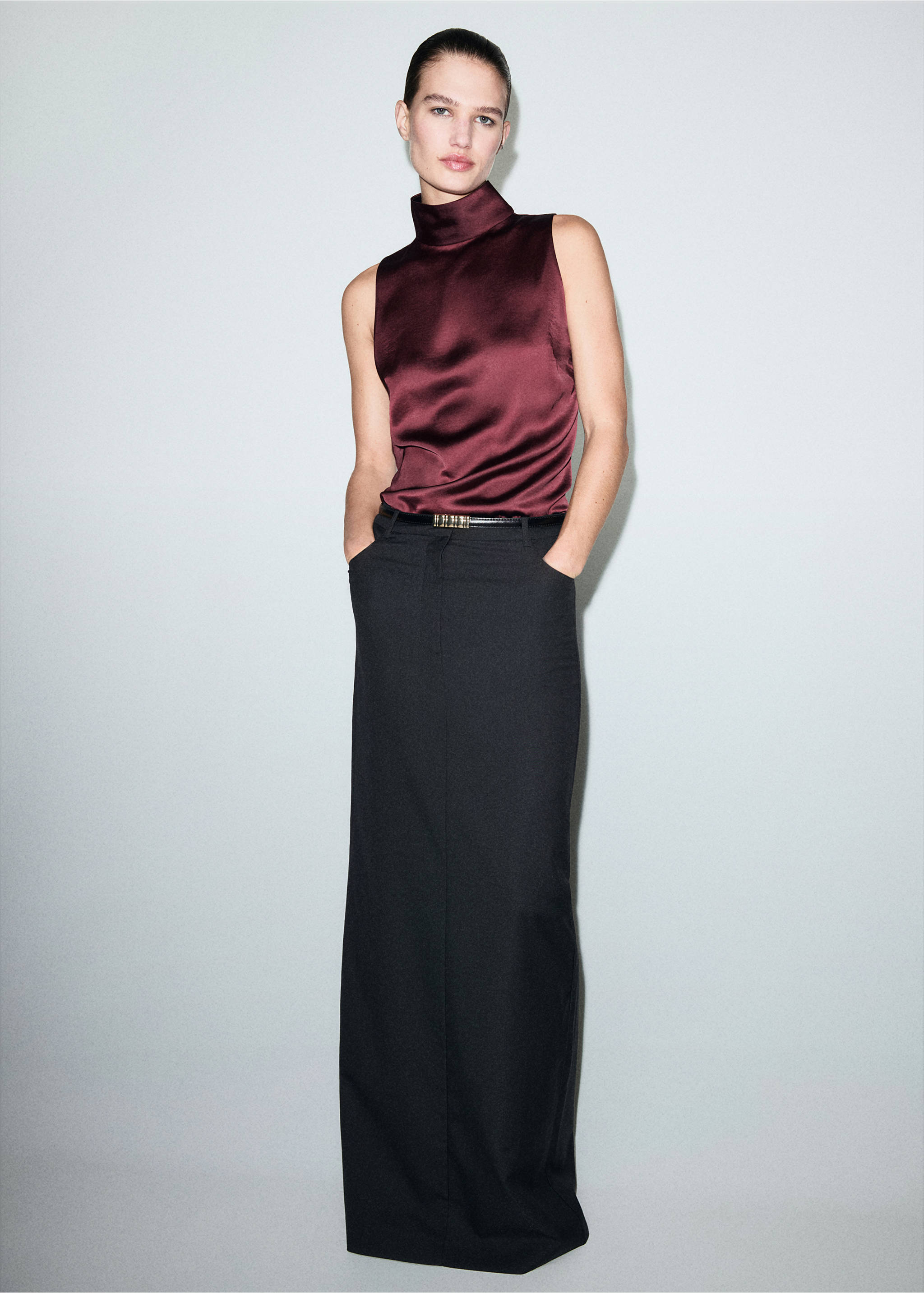 Blusa satinada cuello alto - Plano general, Vino. Ref: 17037804-00.