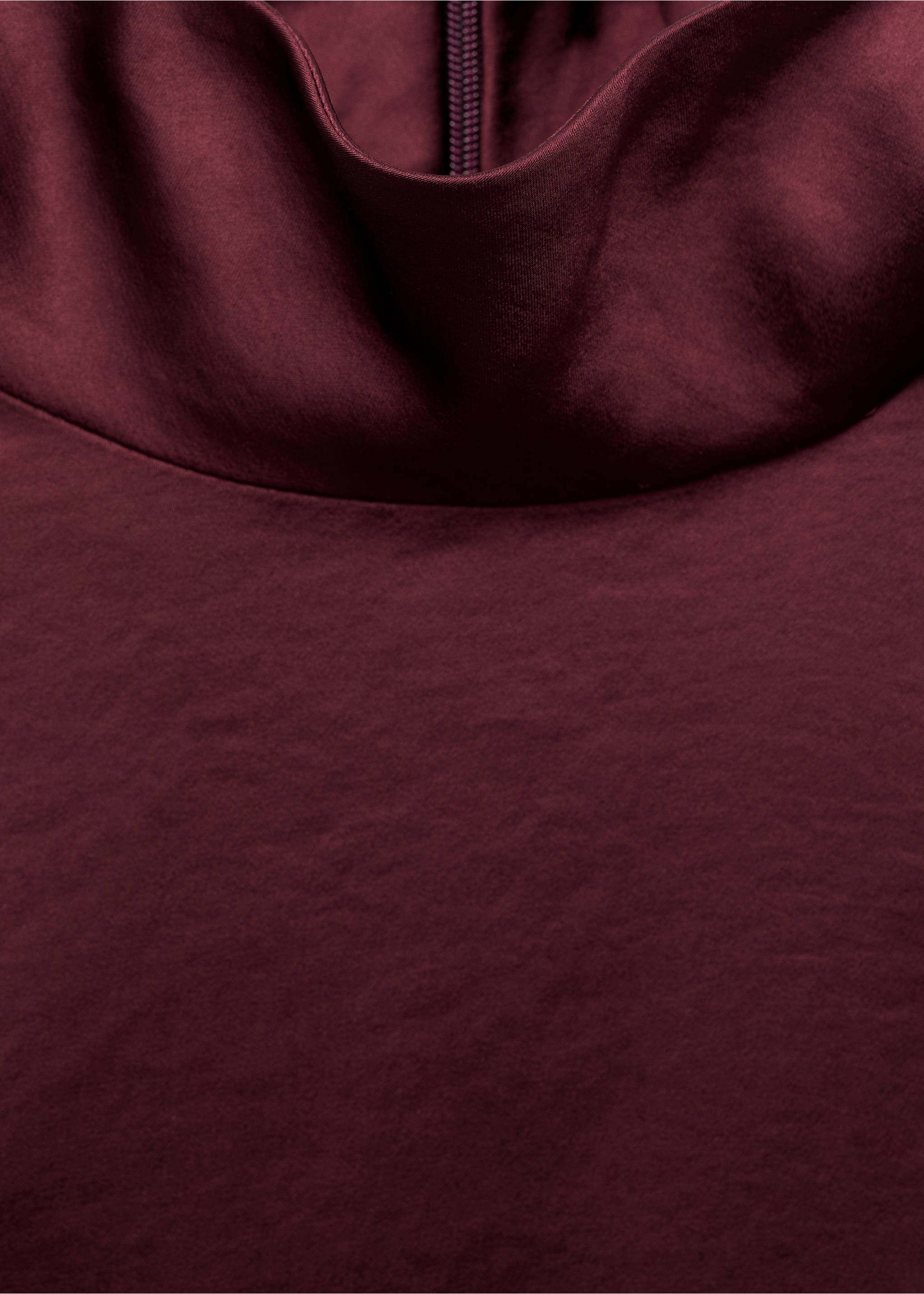 Blusa satinada cuello alto - Detalle del artículo 8, Vino. Ref: 17037804-00.