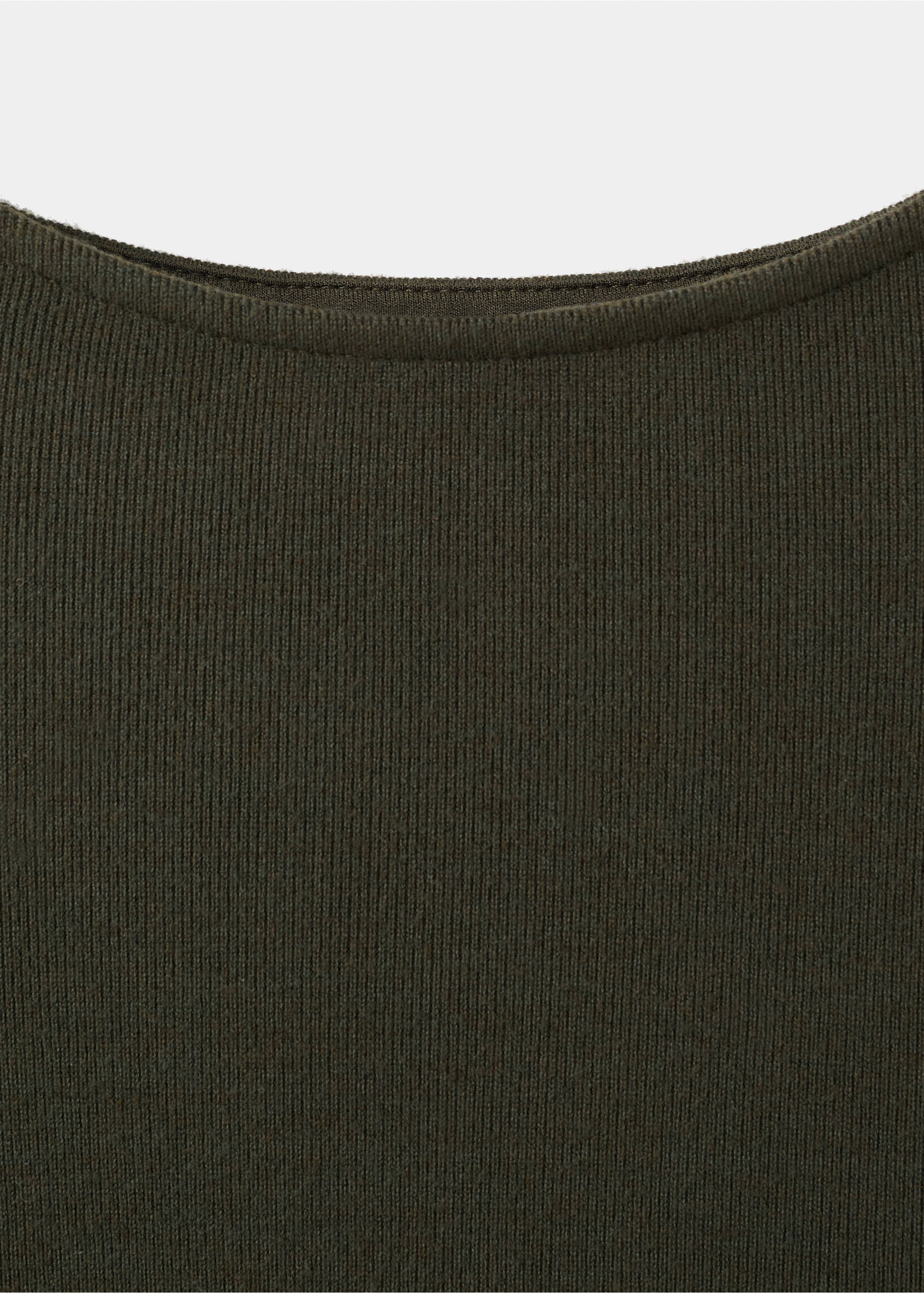 Fine-knit dress with gathered sides - Details of the article 8, Khaki. Ref: 17037805-00.