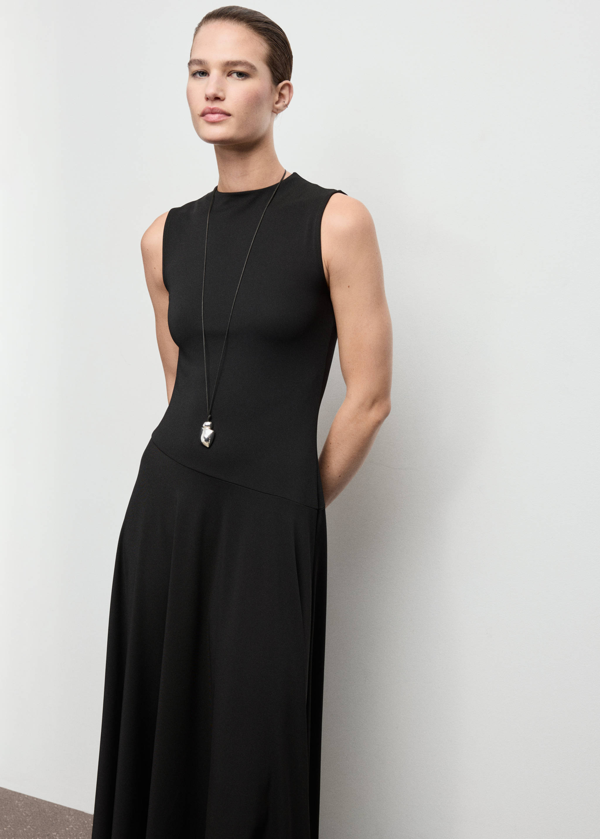 Robe plissée et évasée - Plan moyen