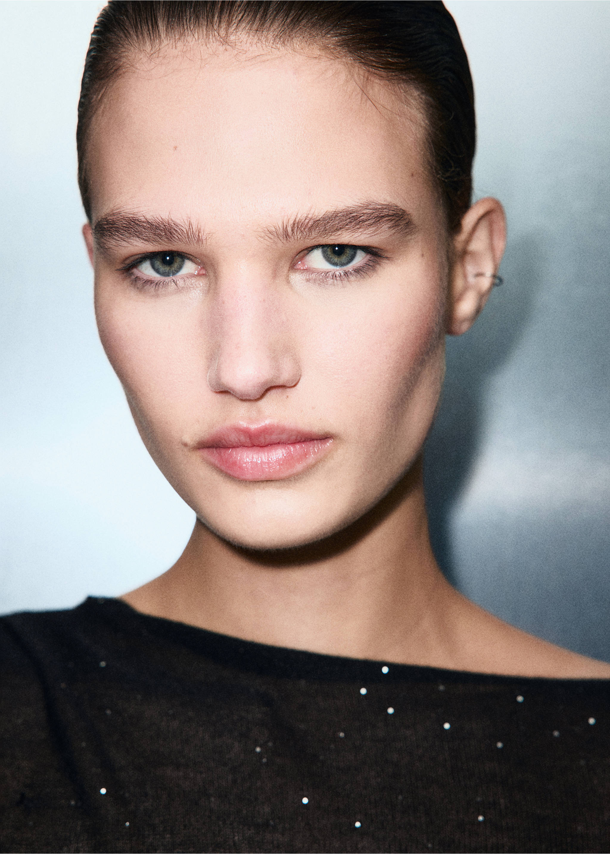 Primer plano de un top brillante negro con escote ancho puesto en una modelo., Negro. Ref: 17037811-00.